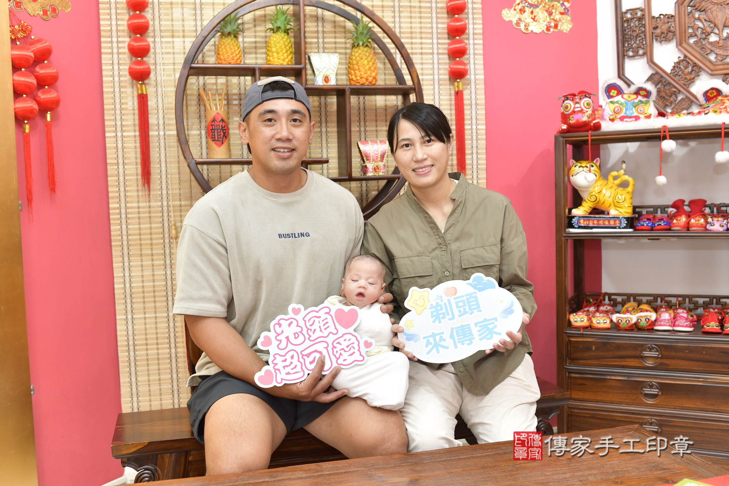玥玥寶寶(新竹市香山區嬰兒寶寶滿月剃頭理髮、嬰兒剃胎毛儀式吉祥話)。中國風會場，爸媽寶貝穿「日中韓」古裝禮服。專業拍照、證書。★購買「臍帶章、肚臍章、胎毛筆刷印章」贈送：剃頭、收涎、抓周，三選一。2025.9.22，照片15