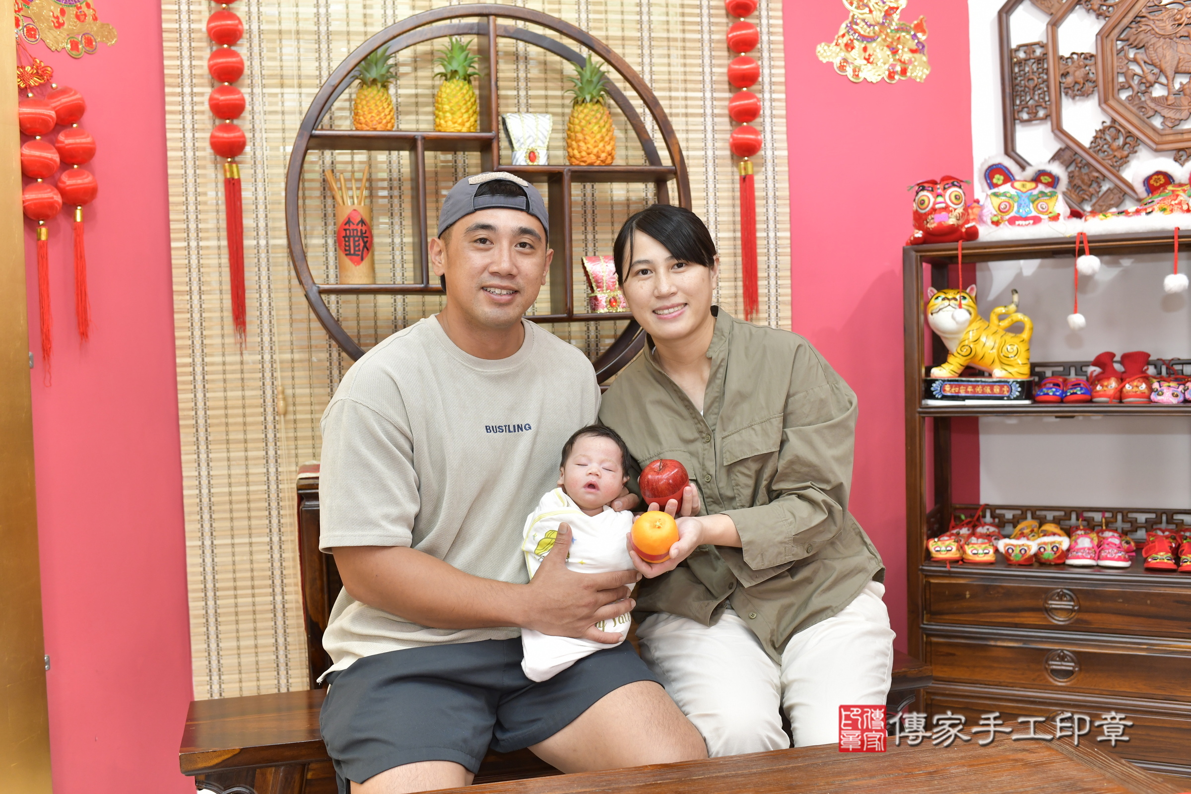 玥玥寶寶(新竹市香山區嬰兒寶寶滿月剃頭理髮、嬰兒剃胎毛儀式吉祥話)。中國風會場，爸媽寶貝穿「日中韓」古裝禮服。專業拍照、證書。★購買「臍帶章、肚臍章、胎毛筆刷印章」贈送：剃頭、收涎、抓周，三選一。2025.9.22，照片4