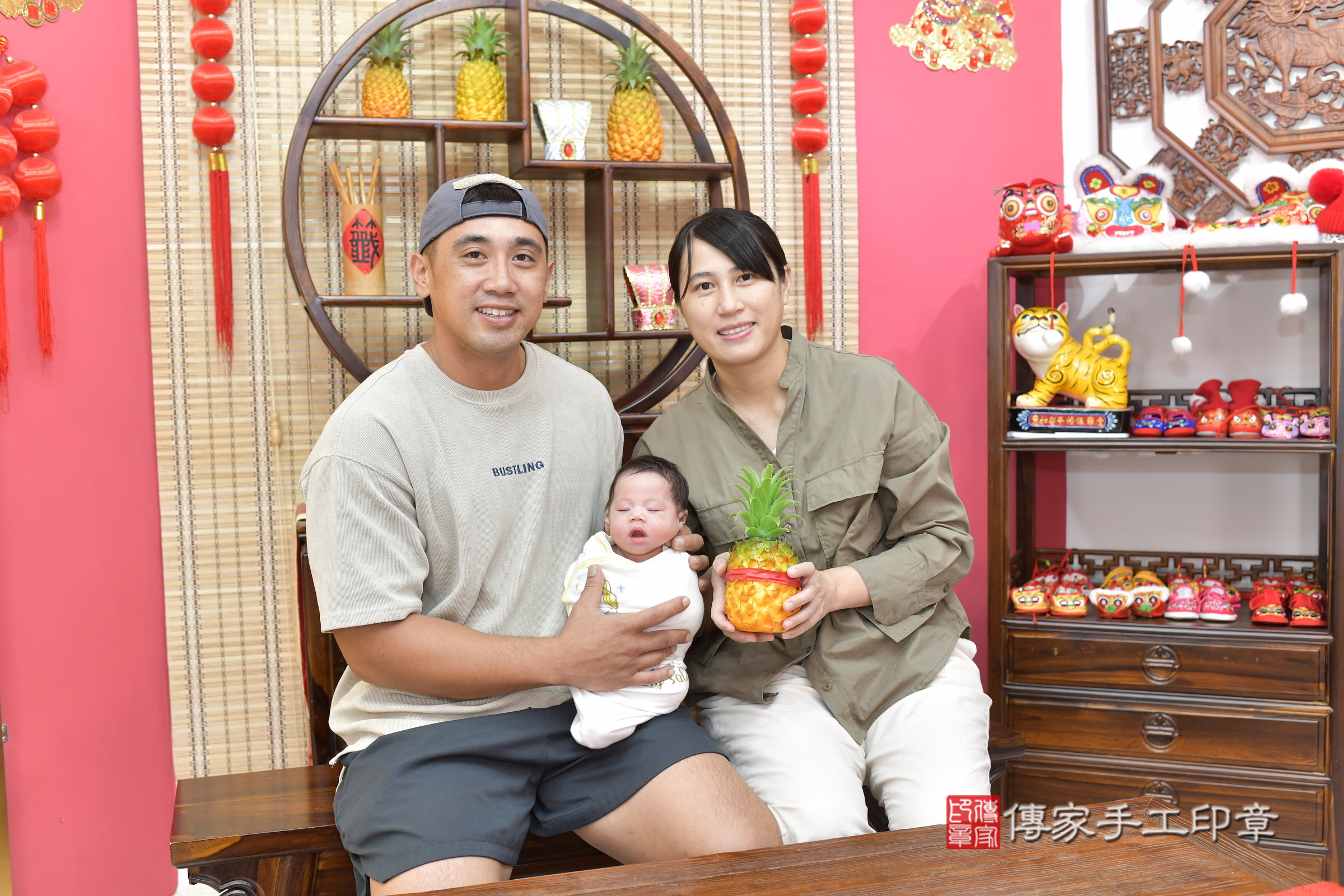 玥玥寶寶(新竹市香山區嬰兒寶寶滿月剃頭理髮、嬰兒剃胎毛儀式吉祥話)。中國風會場，爸媽寶貝穿「日中韓」古裝禮服。專業拍照、證書。★購買「臍帶章、肚臍章、胎毛筆刷印章」贈送：剃頭、收涎、抓周，三選一。2025.9.22，照片8