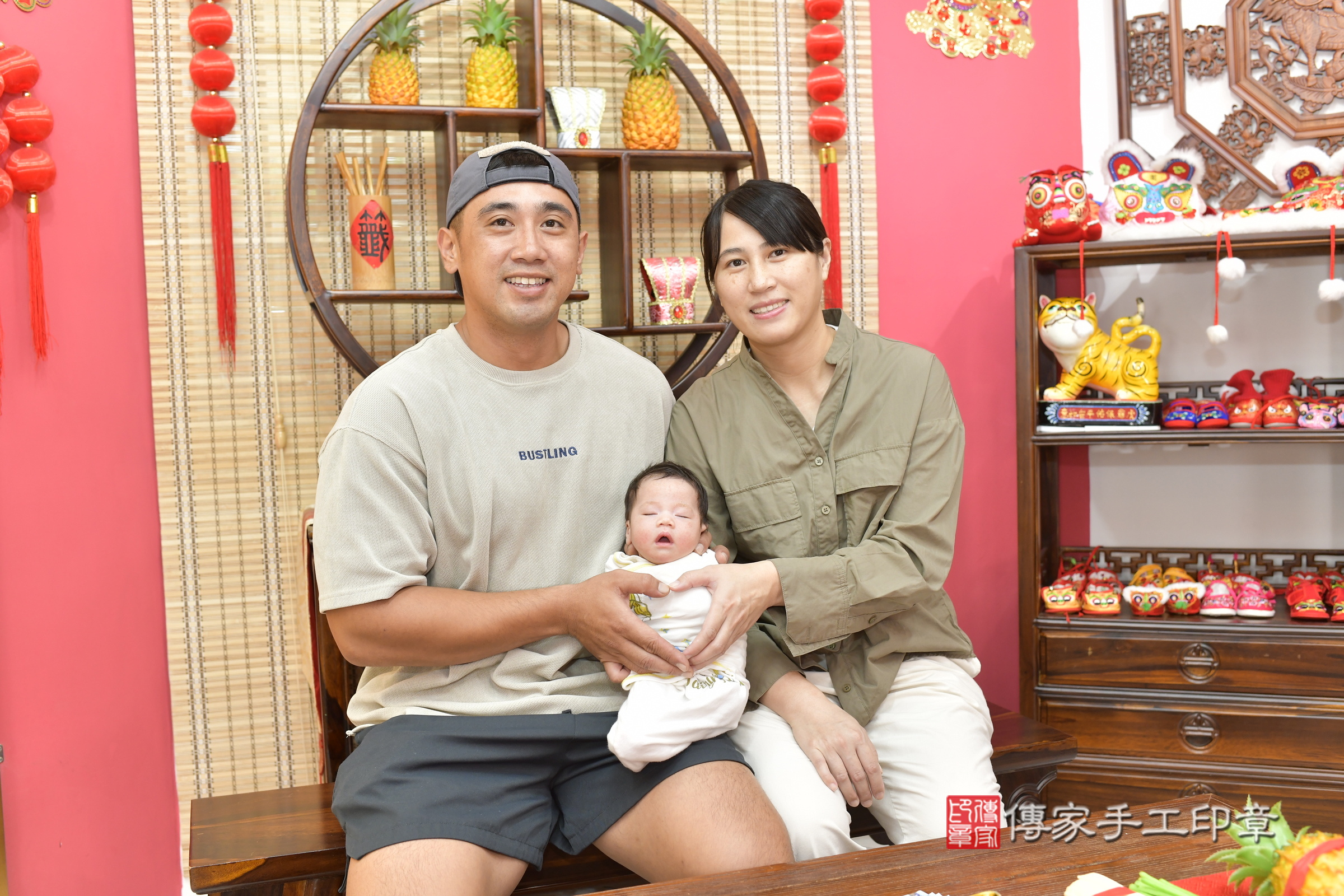 玥玥寶寶(新竹市香山區嬰兒寶寶滿月剃頭理髮、嬰兒剃胎毛儀式吉祥話)。中國風會場，爸媽寶貝穿「日中韓」古裝禮服。專業拍照、證書。★購買「臍帶章、肚臍章、胎毛筆刷印章」贈送：剃頭、收涎、抓周，三選一。2025.9.22，照片2