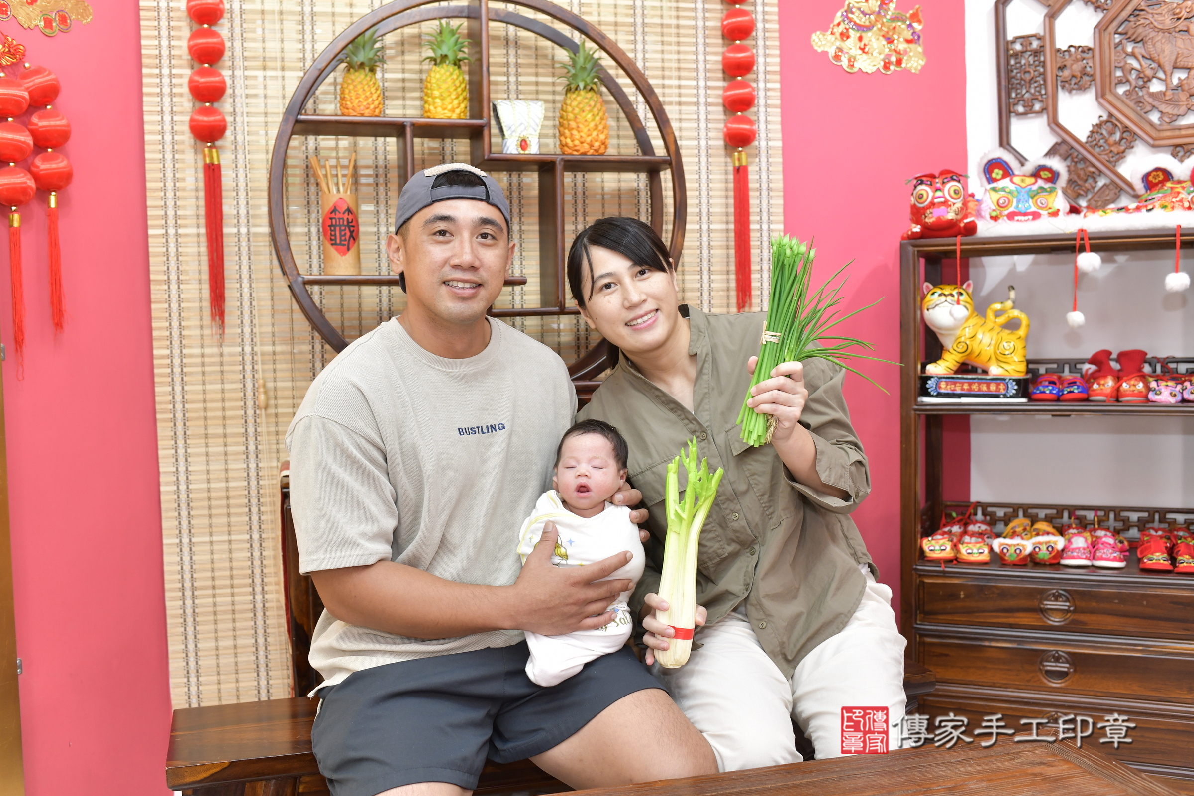 玥玥寶寶(新竹市香山區嬰兒寶寶滿月剃頭理髮、嬰兒剃胎毛儀式吉祥話)。中國風會場，爸媽寶貝穿「日中韓」古裝禮服。專業拍照、證書。★購買「臍帶章、肚臍章、胎毛筆刷印章」贈送：剃頭、收涎、抓周，三選一。2025.9.22，照片9
