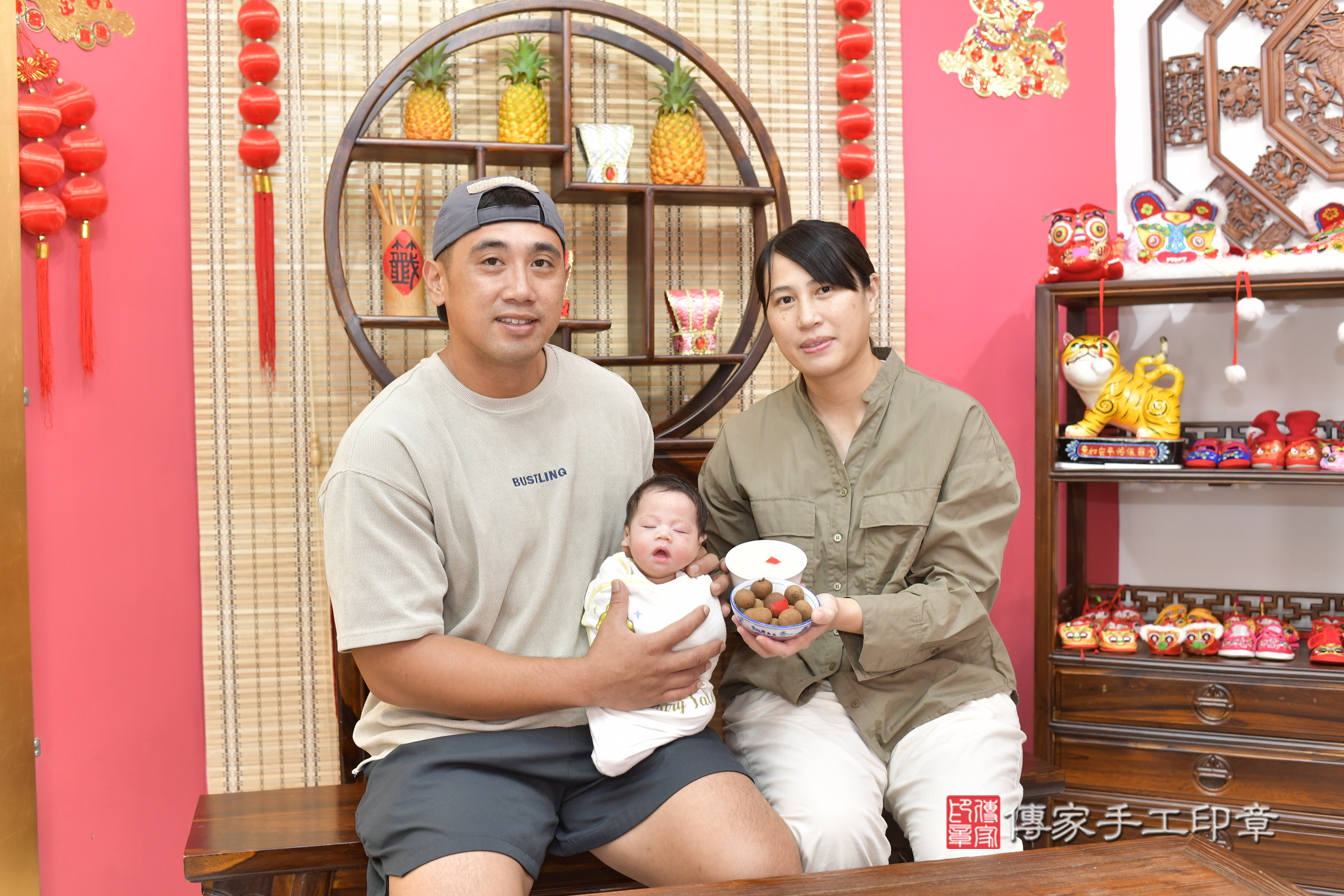 玥玥寶寶(新竹市香山區嬰兒寶寶滿月剃頭理髮、嬰兒剃胎毛儀式吉祥話)。中國風會場，爸媽寶貝穿「日中韓」古裝禮服。專業拍照、證書。★購買「臍帶章、肚臍章、胎毛筆刷印章」贈送：剃頭、收涎、抓周，三選一。2025.9.22，照片7