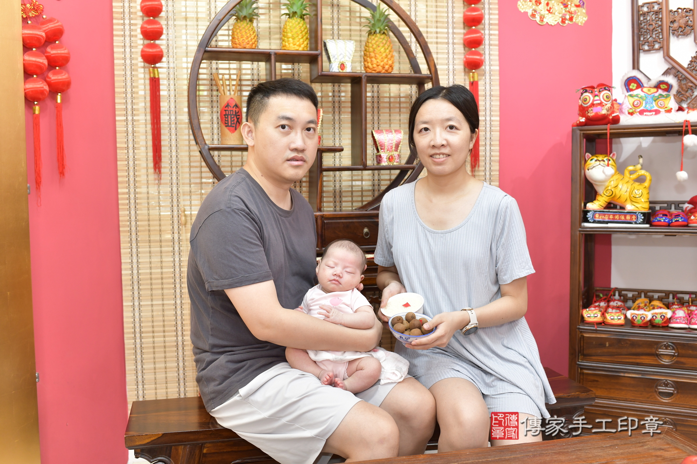 晴晴寶寶(新竹市香山區嬰兒寶寶滿月剃頭理髮、嬰兒剃胎毛儀式吉祥話)。中國風會場，爸媽寶貝穿「日中韓」古裝禮服。專業拍照、證書。★購買「臍帶章、肚臍章、胎毛筆刷印章」贈送：剃頭、收涎、抓周，三選一。2025.9.22，照片5