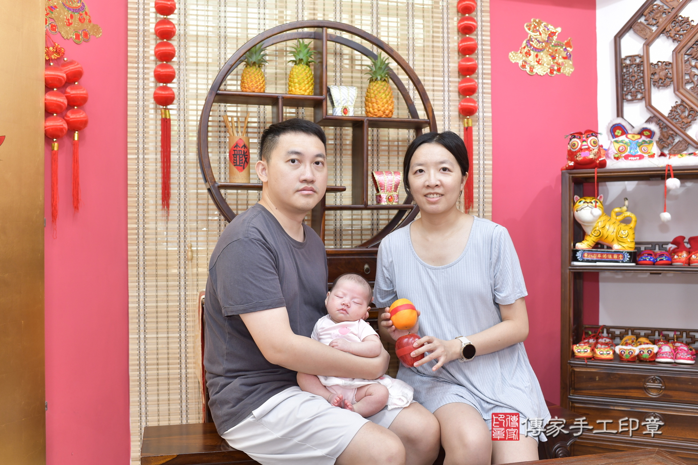 晴晴寶寶(新竹市香山區嬰兒寶寶滿月剃頭理髮、嬰兒剃胎毛儀式吉祥話)。中國風會場，爸媽寶貝穿「日中韓」古裝禮服。專業拍照、證書。★購買「臍帶章、肚臍章、胎毛筆刷印章」贈送：剃頭、收涎、抓周，三選一。2025.9.22，照片6