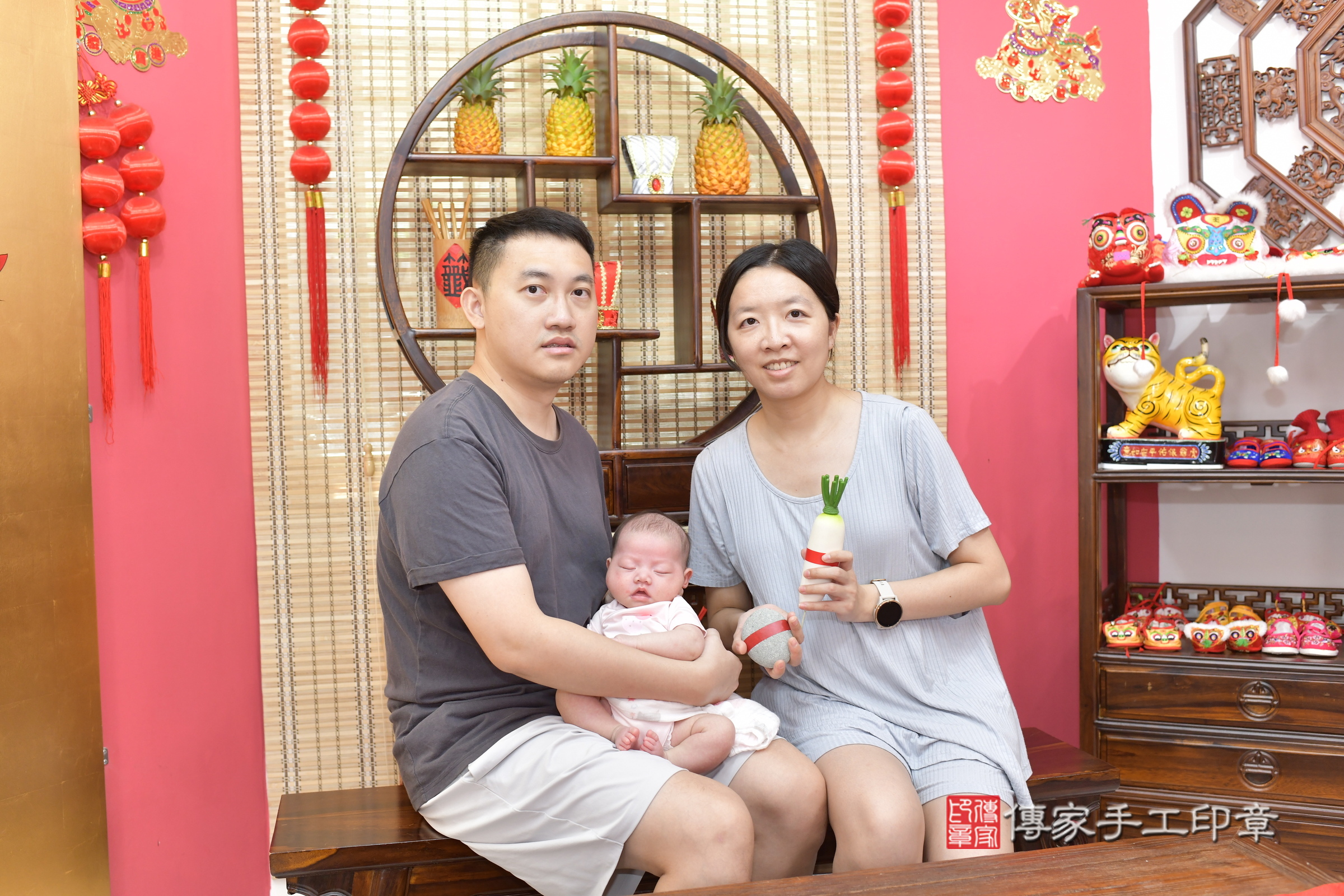 晴晴寶寶(新竹市香山區嬰兒寶寶滿月剃頭理髮、嬰兒剃胎毛儀式吉祥話)。中國風會場，爸媽寶貝穿「日中韓」古裝禮服。專業拍照、證書。★購買「臍帶章、肚臍章、胎毛筆刷印章」贈送：剃頭、收涎、抓周，三選一。2025.9.22，照片9