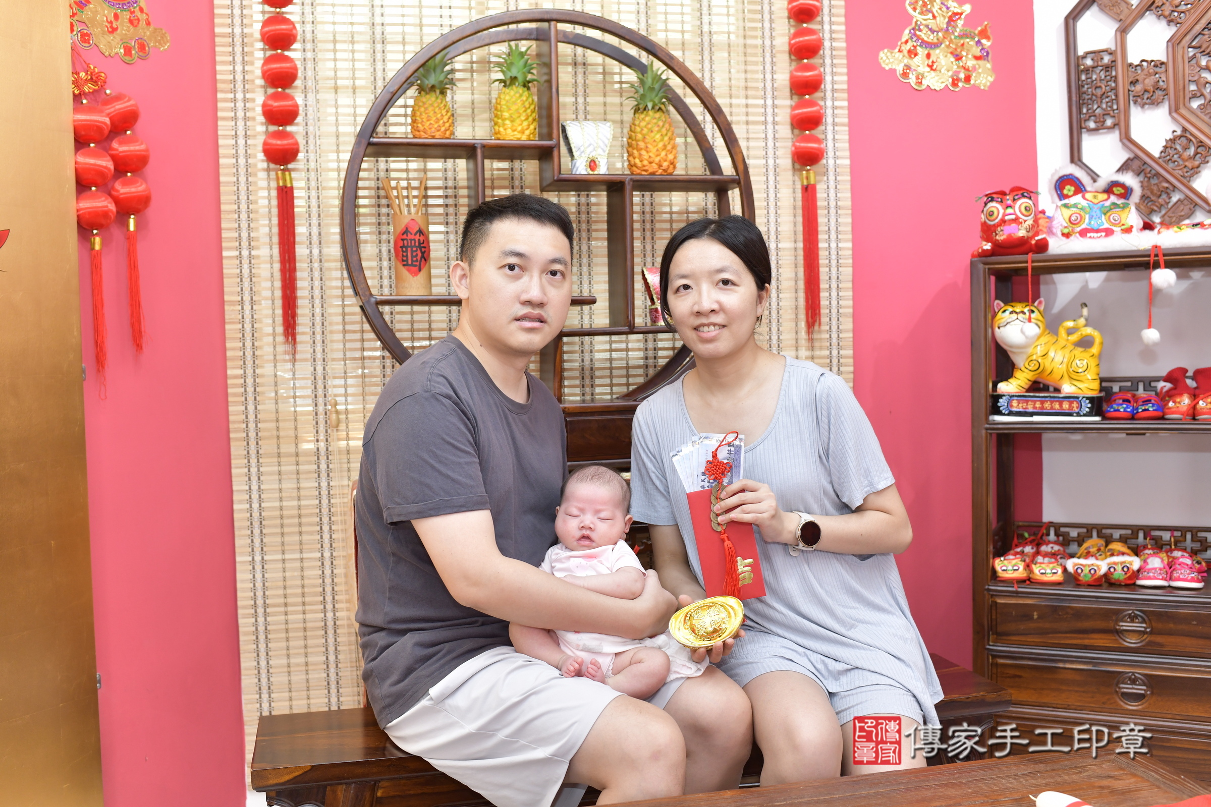 晴晴寶寶(新竹市香山區嬰兒寶寶滿月剃頭理髮、嬰兒剃胎毛儀式吉祥話)。中國風會場，爸媽寶貝穿「日中韓」古裝禮服。專業拍照、證書。★購買「臍帶章、肚臍章、胎毛筆刷印章」贈送：剃頭、收涎、抓周，三選一。2025.9.22，照片10