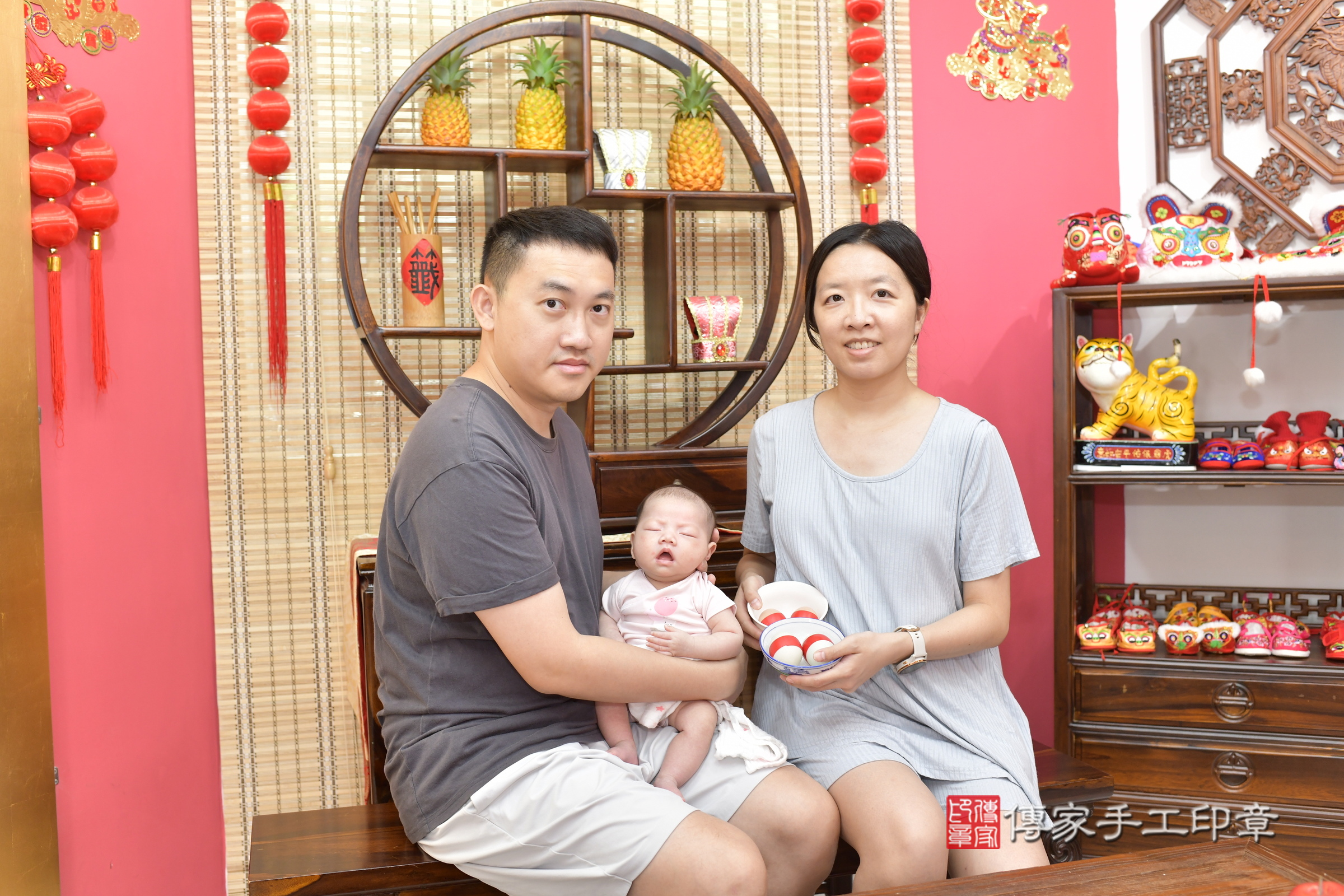 晴晴寶寶(新竹市香山區嬰兒寶寶滿月剃頭理髮、嬰兒剃胎毛儀式吉祥話)。中國風會場，爸媽寶貝穿「日中韓」古裝禮服。專業拍照、證書。★購買「臍帶章、肚臍章、胎毛筆刷印章」贈送：剃頭、收涎、抓周，三選一。2025.9.22，照片4