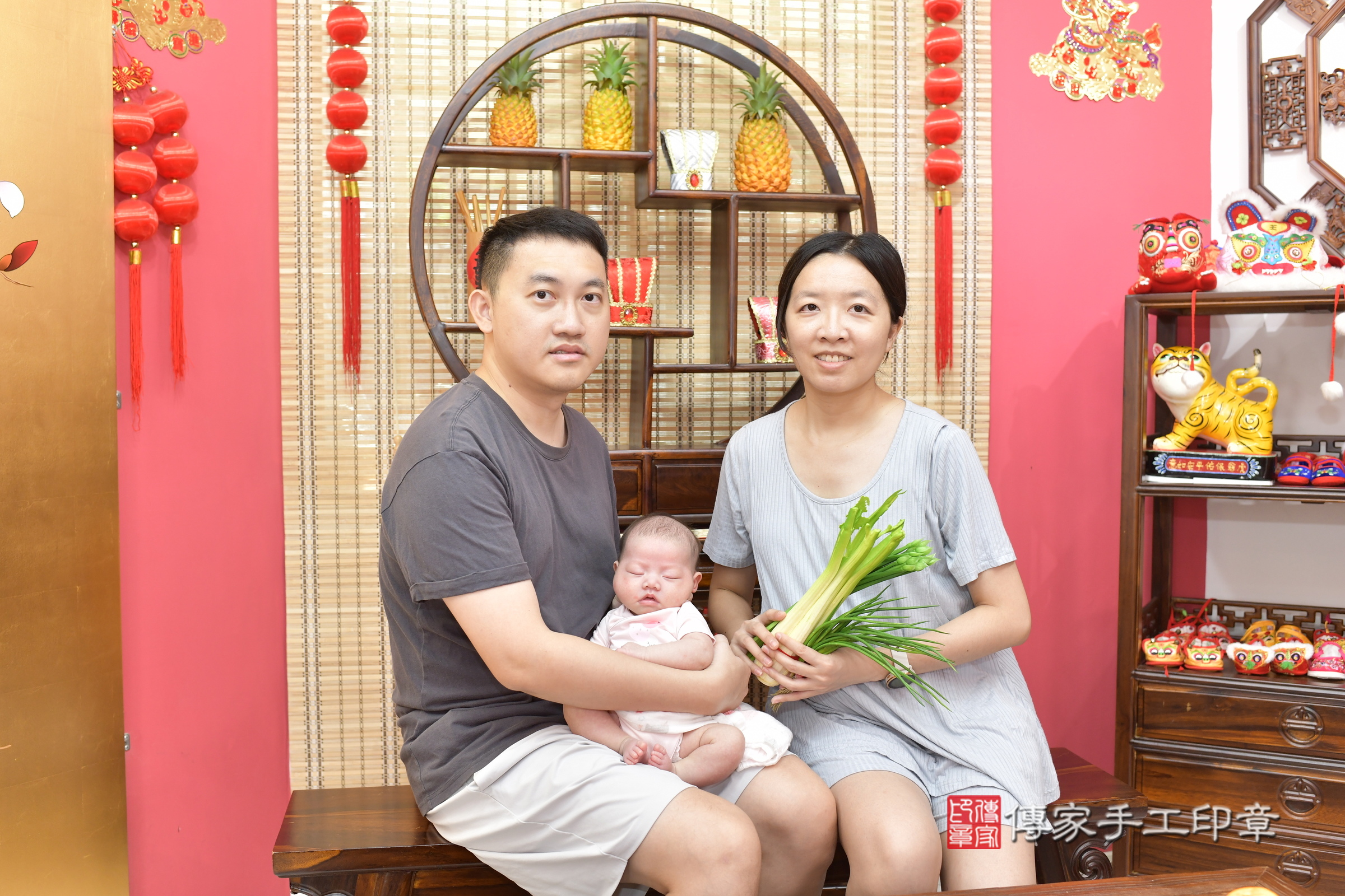 晴晴寶寶(新竹市香山區嬰兒寶寶滿月剃頭理髮、嬰兒剃胎毛儀式吉祥話)。中國風會場，爸媽寶貝穿「日中韓」古裝禮服。專業拍照、證書。★購買「臍帶章、肚臍章、胎毛筆刷印章」贈送：剃頭、收涎、抓周，三選一。2025.9.22，照片7
