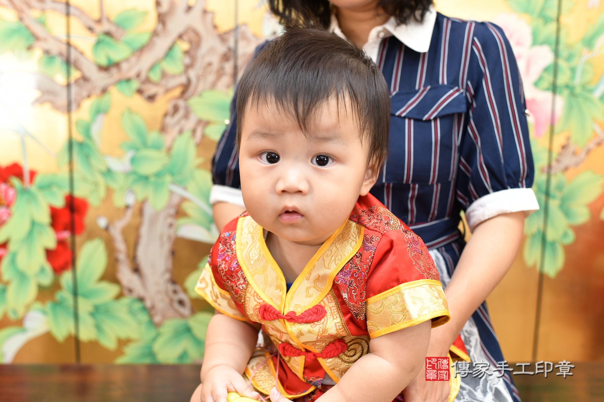 小翼寶寶(台北市大同區嬰兒寶寶滿月剃頭理髮、嬰兒剃胎毛儀式吉祥話)。中國風會場，爸媽寶貝穿「日中韓」古裝禮服。專業拍照、證書。★購買「臍帶章、肚臍章、胎毛筆刷印章」贈送：剃頭、收涎、抓周，三選一。2025.8.30，照片6
