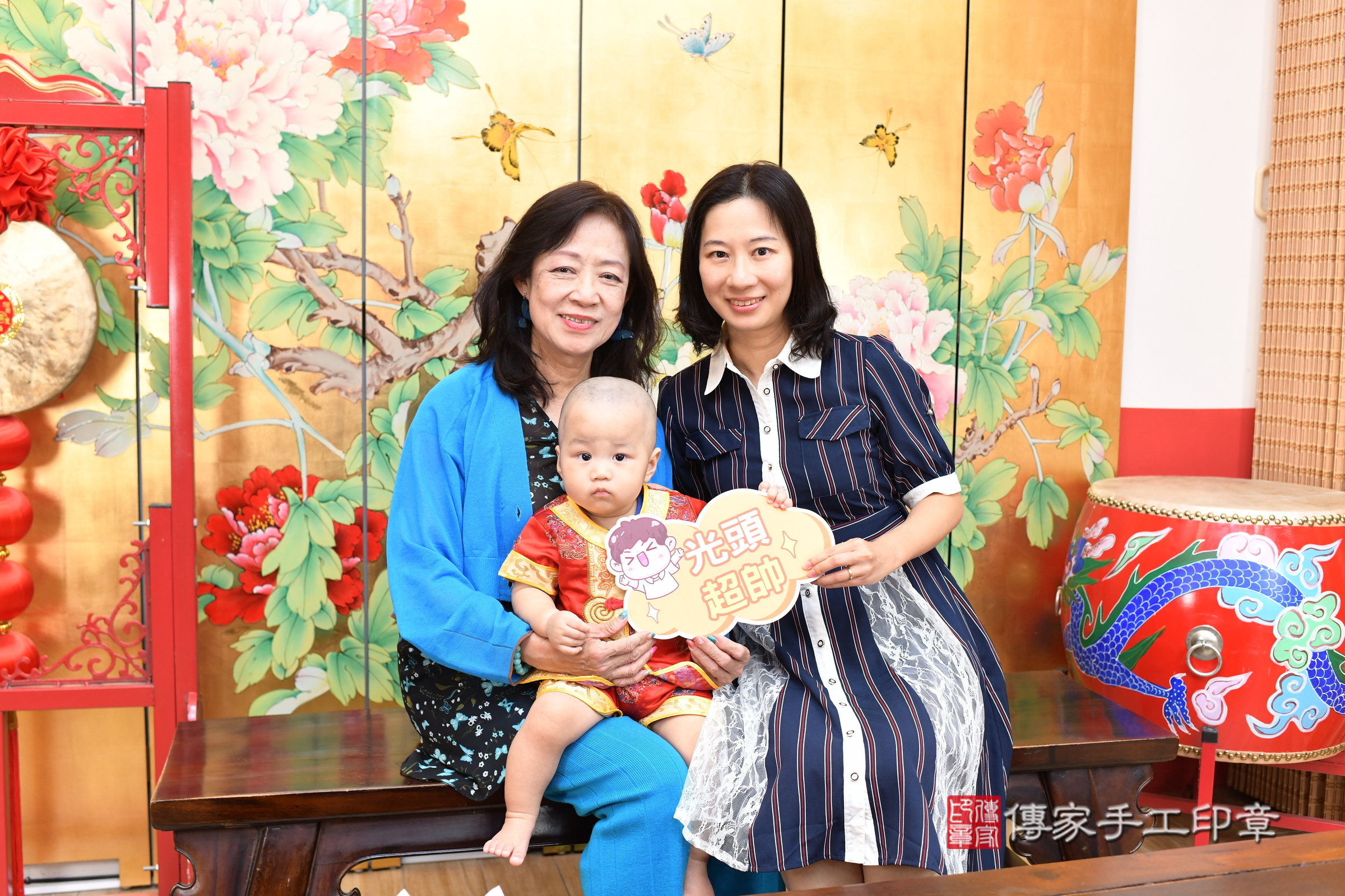 小翼寶寶(台北市大同區嬰兒寶寶滿月剃頭理髮、嬰兒剃胎毛儀式吉祥話)。中國風會場，爸媽寶貝穿「日中韓」古裝禮服。專業拍照、證書。★購買「臍帶章、肚臍章、胎毛筆刷印章」贈送：剃頭、收涎、抓周，三選一。2025.8.30，照片20