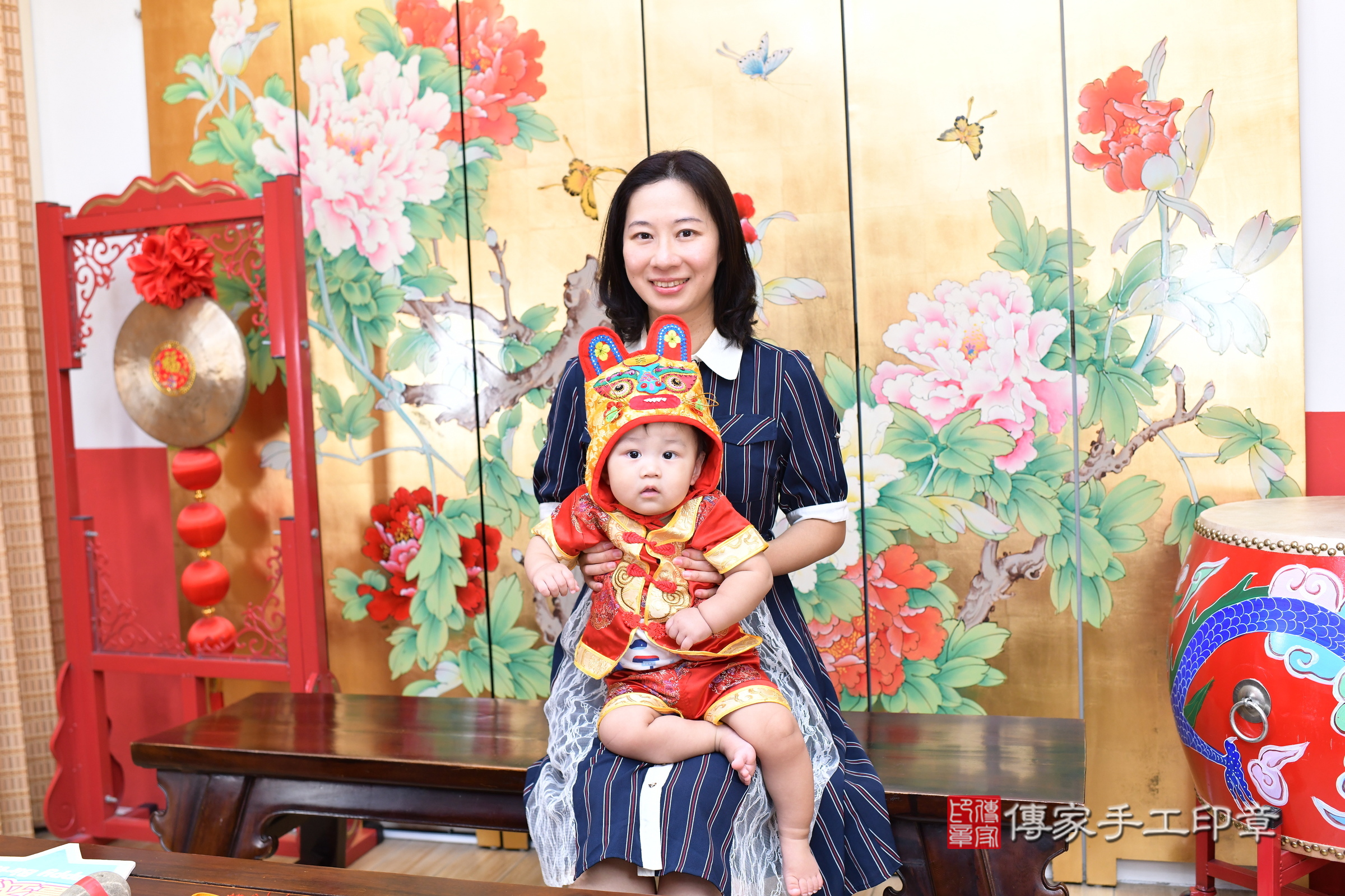 小翼寶寶(台北市大同區嬰兒寶寶滿月剃頭理髮、嬰兒剃胎毛儀式吉祥話)。中國風會場，爸媽寶貝穿「日中韓」古裝禮服。專業拍照、證書。★購買「臍帶章、肚臍章、胎毛筆刷印章」贈送：剃頭、收涎、抓周，三選一。2025.8.30，照片3