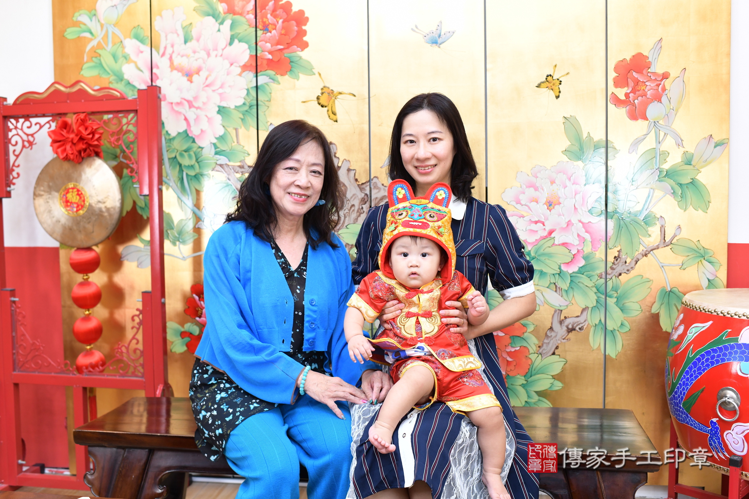 小翼寶寶(台北市大同區嬰兒寶寶滿月剃頭理髮、嬰兒剃胎毛儀式吉祥話)。中國風會場，爸媽寶貝穿「日中韓」古裝禮服。專業拍照、證書。★購買「臍帶章、肚臍章、胎毛筆刷印章」贈送：剃頭、收涎、抓周，三選一。2025.8.30，照片4