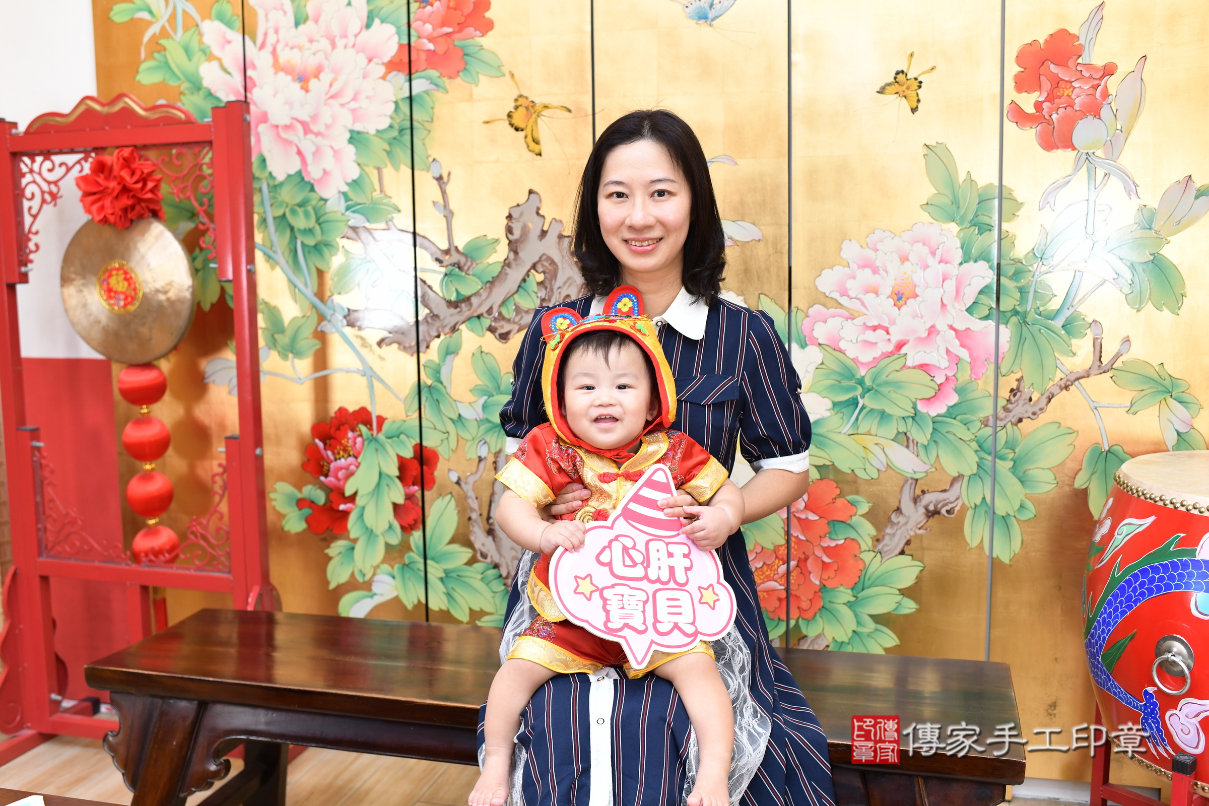 小翼寶寶(台北市大同區嬰兒寶寶滿月剃頭理髮、嬰兒剃胎毛儀式吉祥話)。中國風會場，爸媽寶貝穿「日中韓」古裝禮服。專業拍照、證書。★購買「臍帶章、肚臍章、胎毛筆刷印章」贈送：剃頭、收涎、抓周，三選一。2025.8.30，照片2