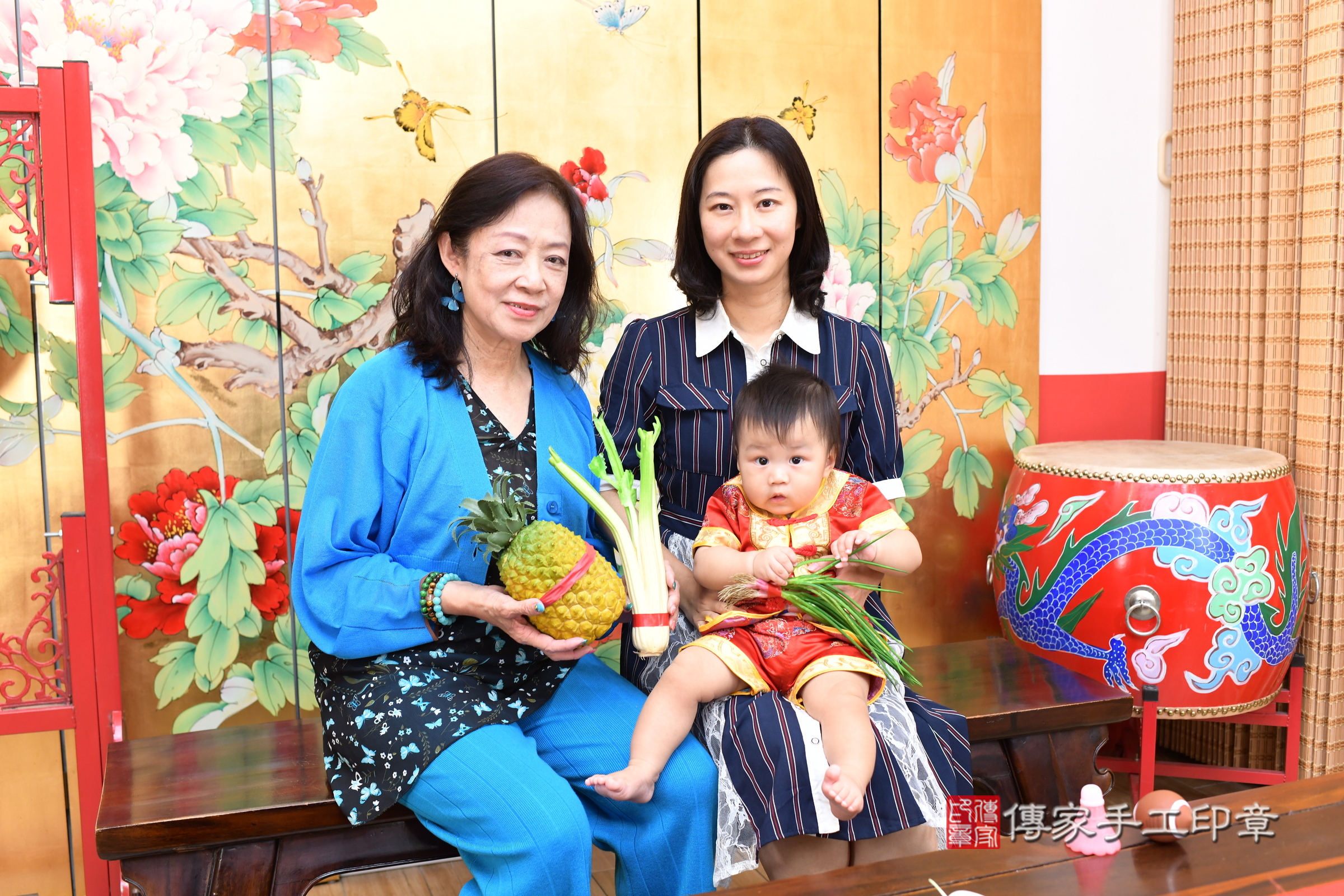 小翼寶寶(台北市大同區嬰兒寶寶滿月剃頭理髮、嬰兒剃胎毛儀式吉祥話)。中國風會場，爸媽寶貝穿「日中韓」古裝禮服。專業拍照、證書。★購買「臍帶章、肚臍章、胎毛筆刷印章」贈送：剃頭、收涎、抓周，三選一。2025.8.30，照片13