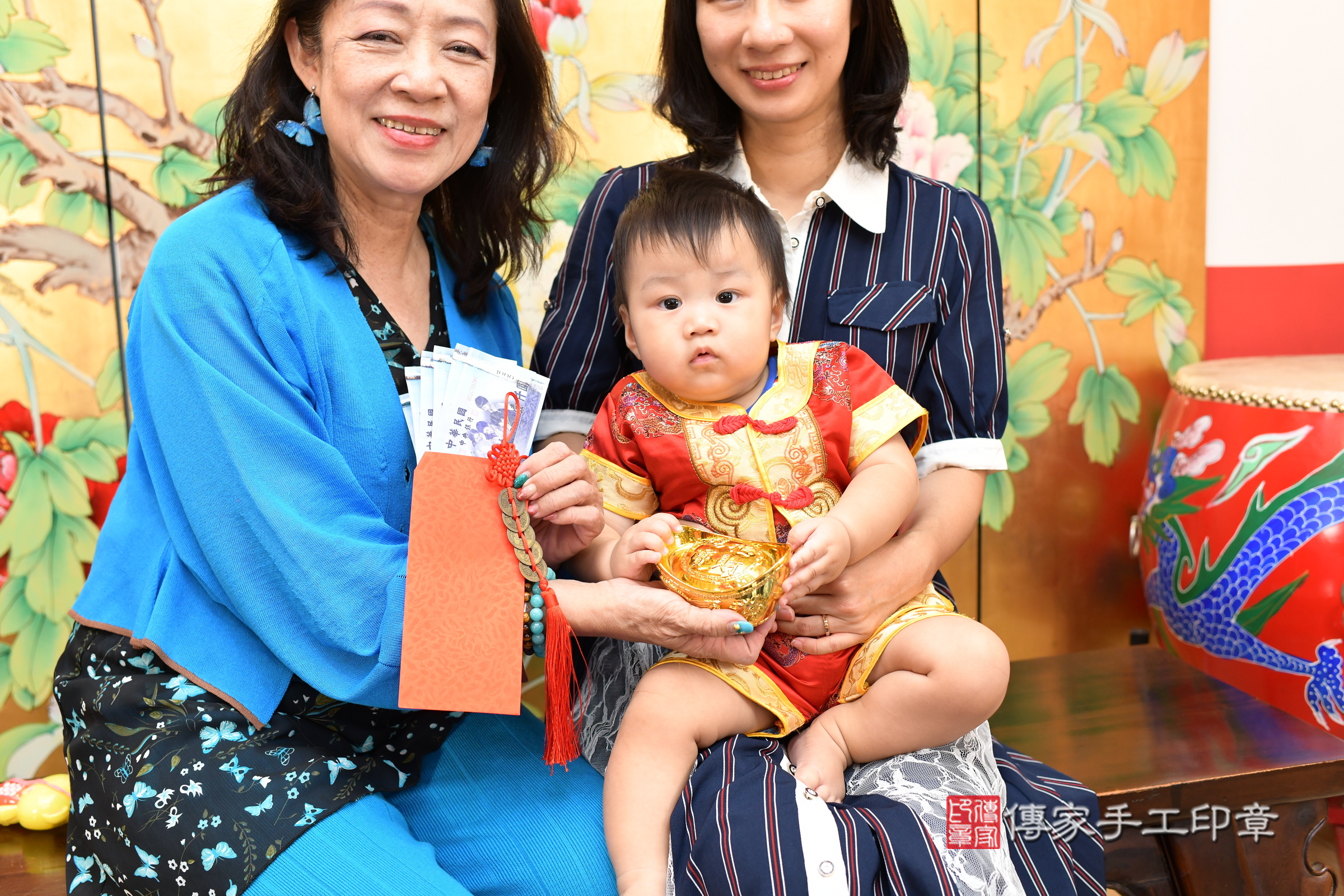 小翼寶寶(台北市大同區嬰兒寶寶滿月剃頭理髮、嬰兒剃胎毛儀式吉祥話)。中國風會場，爸媽寶貝穿「日中韓」古裝禮服。專業拍照、證書。★購買「臍帶章、肚臍章、胎毛筆刷印章」贈送：剃頭、收涎、抓周，三選一。2025.8.30，照片16