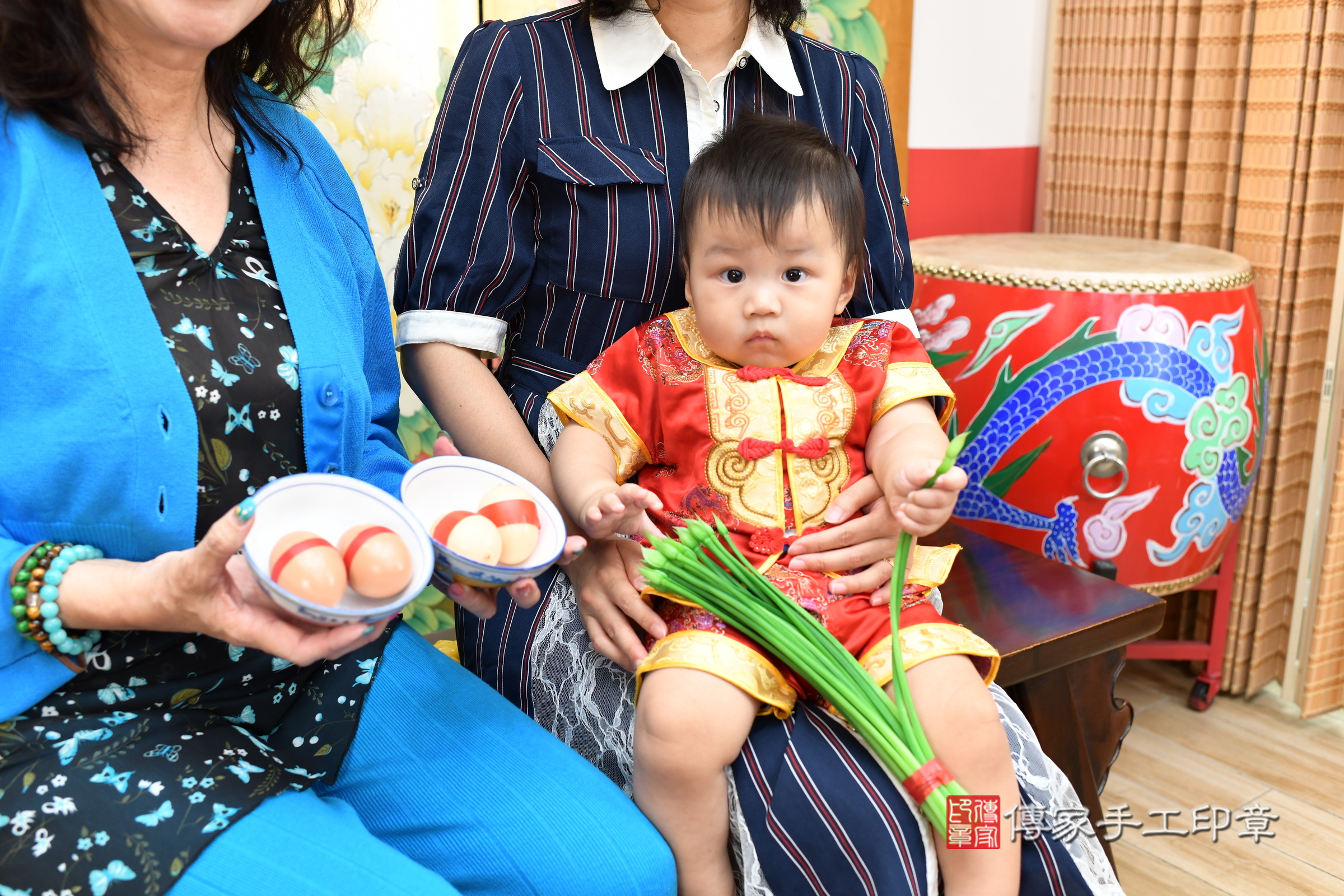 小翼寶寶(台北市大同區嬰兒寶寶滿月剃頭理髮、嬰兒剃胎毛儀式吉祥話)。中國風會場，爸媽寶貝穿「日中韓」古裝禮服。專業拍照、證書。★購買「臍帶章、肚臍章、胎毛筆刷印章」贈送：剃頭、收涎、抓周，三選一。2025.8.30，照片9
