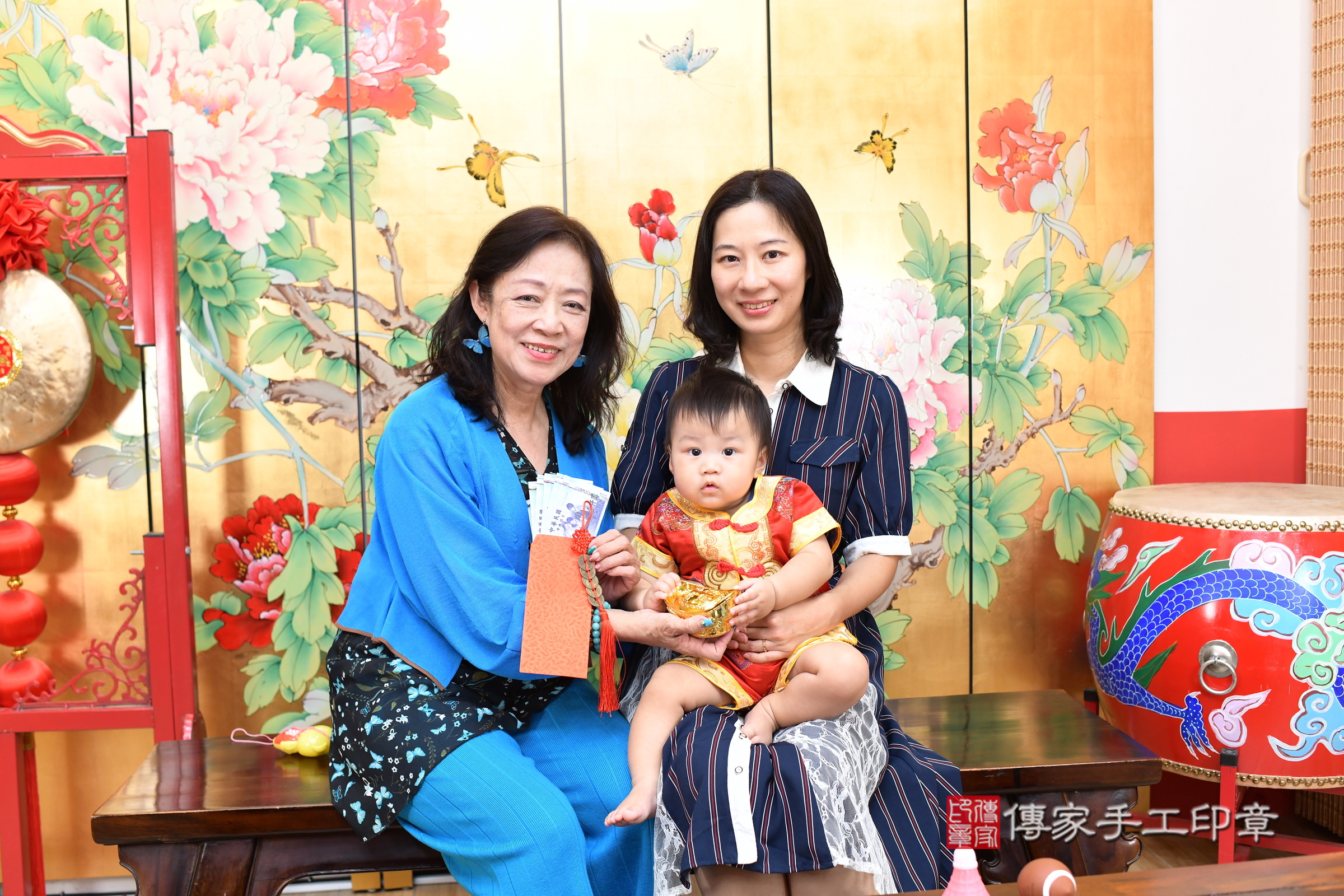 小翼寶寶(台北市大同區嬰兒寶寶滿月剃頭理髮、嬰兒剃胎毛儀式吉祥話)。中國風會場，爸媽寶貝穿「日中韓」古裝禮服。專業拍照、證書。★購買「臍帶章、肚臍章、胎毛筆刷印章」贈送：剃頭、收涎、抓周，三選一。2025.8.30，照片15