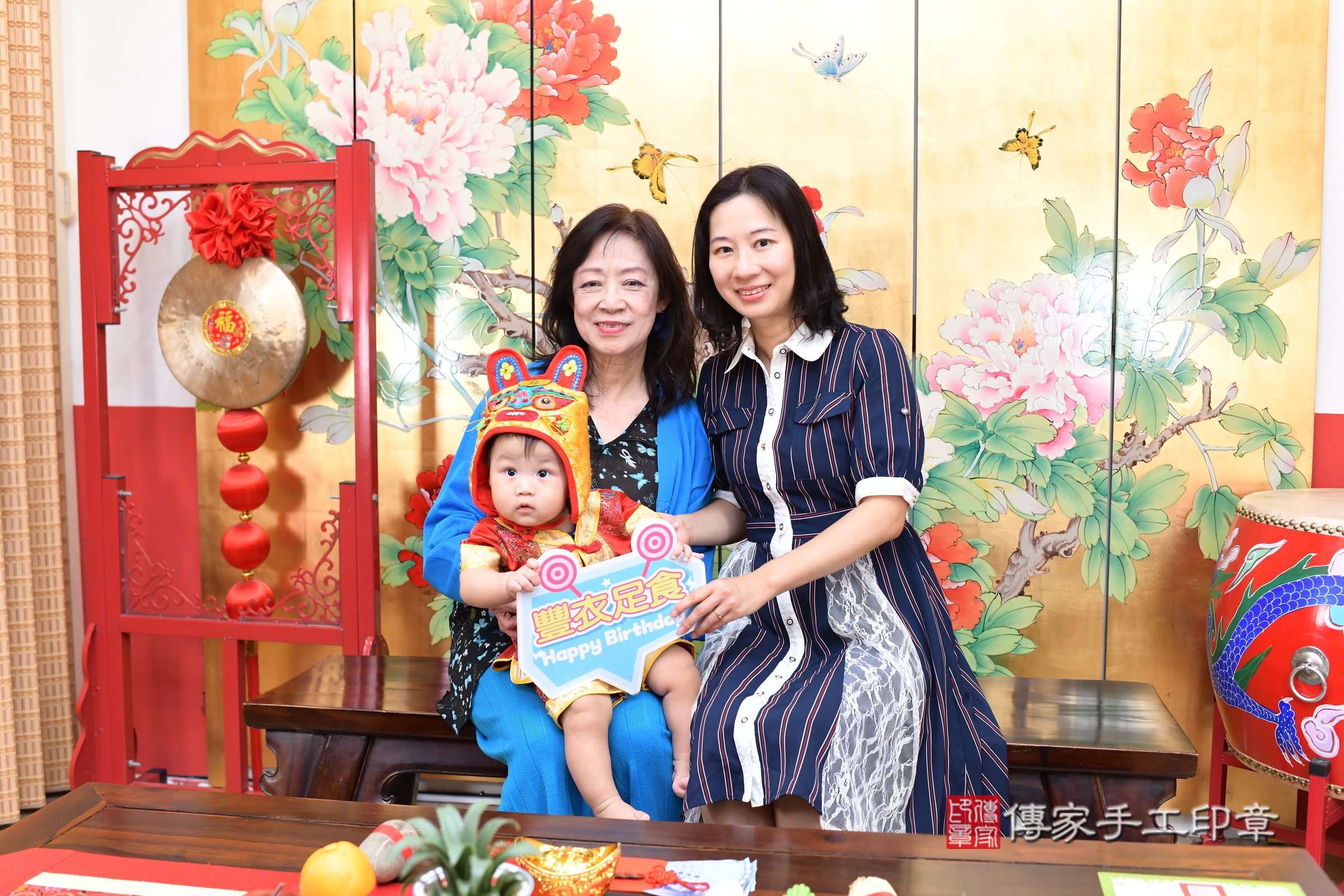 小翼寶寶(台北市大同區嬰兒寶寶滿月剃頭理髮、嬰兒剃胎毛儀式吉祥話)。中國風會場，爸媽寶貝穿「日中韓」古裝禮服。專業拍照、證書。★購買「臍帶章、肚臍章、胎毛筆刷印章」贈送：剃頭、收涎、抓周，三選一。2025.8.30，照片5