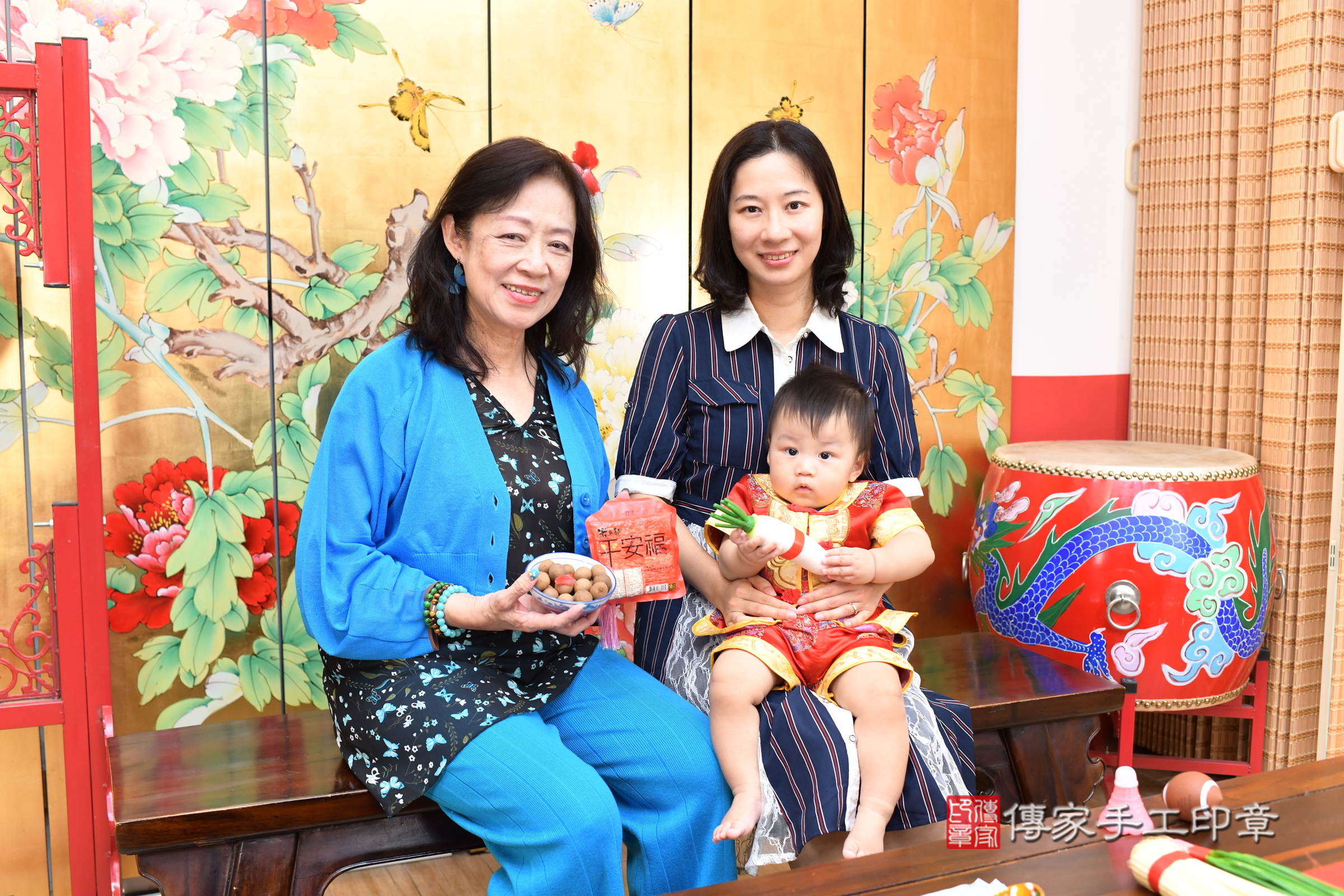小翼寶寶(台北市大同區嬰兒寶寶滿月剃頭理髮、嬰兒剃胎毛儀式吉祥話)。中國風會場，爸媽寶貝穿「日中韓」古裝禮服。專業拍照、證書。★購買「臍帶章、肚臍章、胎毛筆刷印章」贈送：剃頭、收涎、抓周，三選一。2025.8.30，照片10