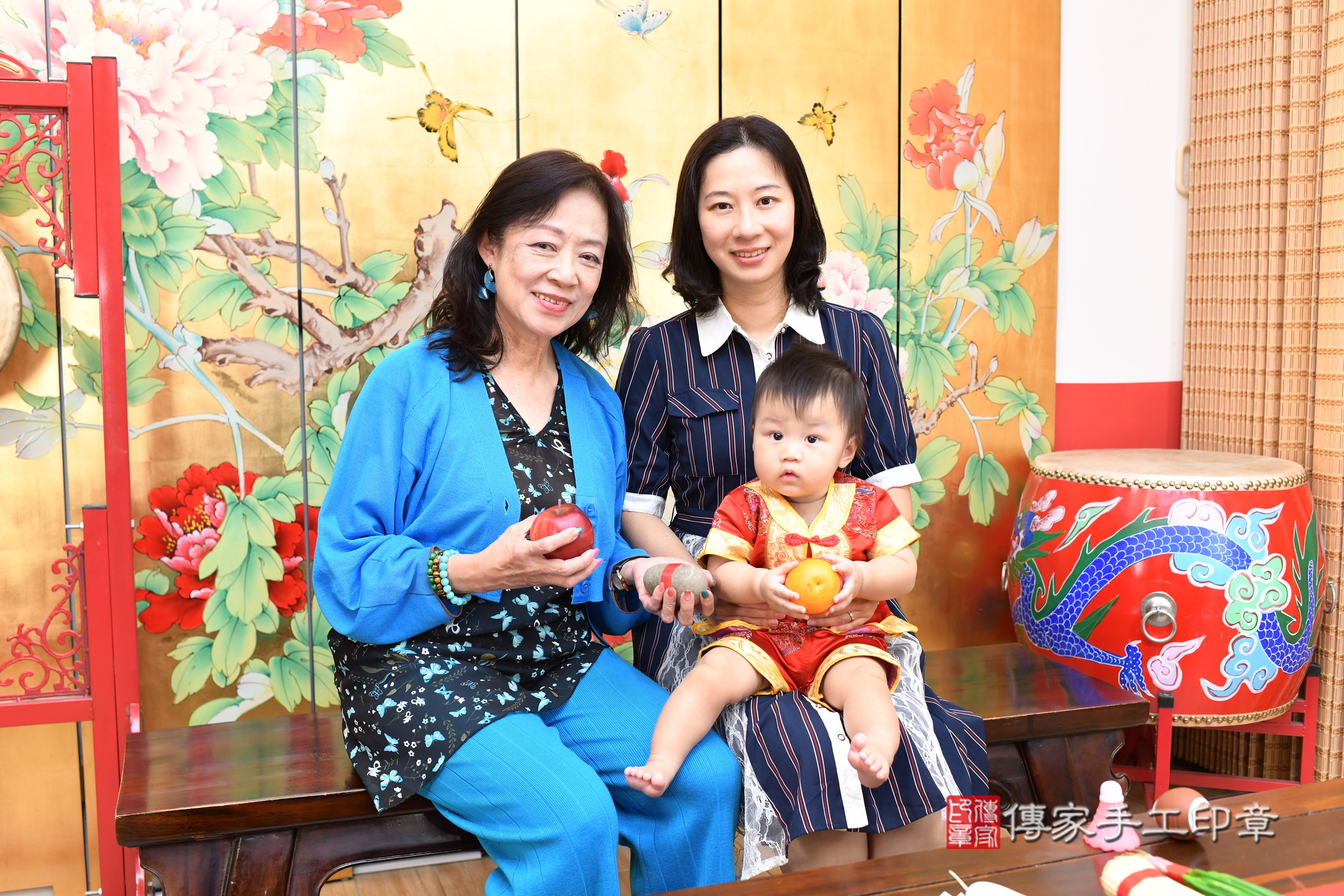小翼寶寶(台北市大同區嬰兒寶寶滿月剃頭理髮、嬰兒剃胎毛儀式吉祥話)。中國風會場，爸媽寶貝穿「日中韓」古裝禮服。專業拍照、證書。★購買「臍帶章、肚臍章、胎毛筆刷印章」贈送：剃頭、收涎、抓周，三選一。2025.8.30，照片12