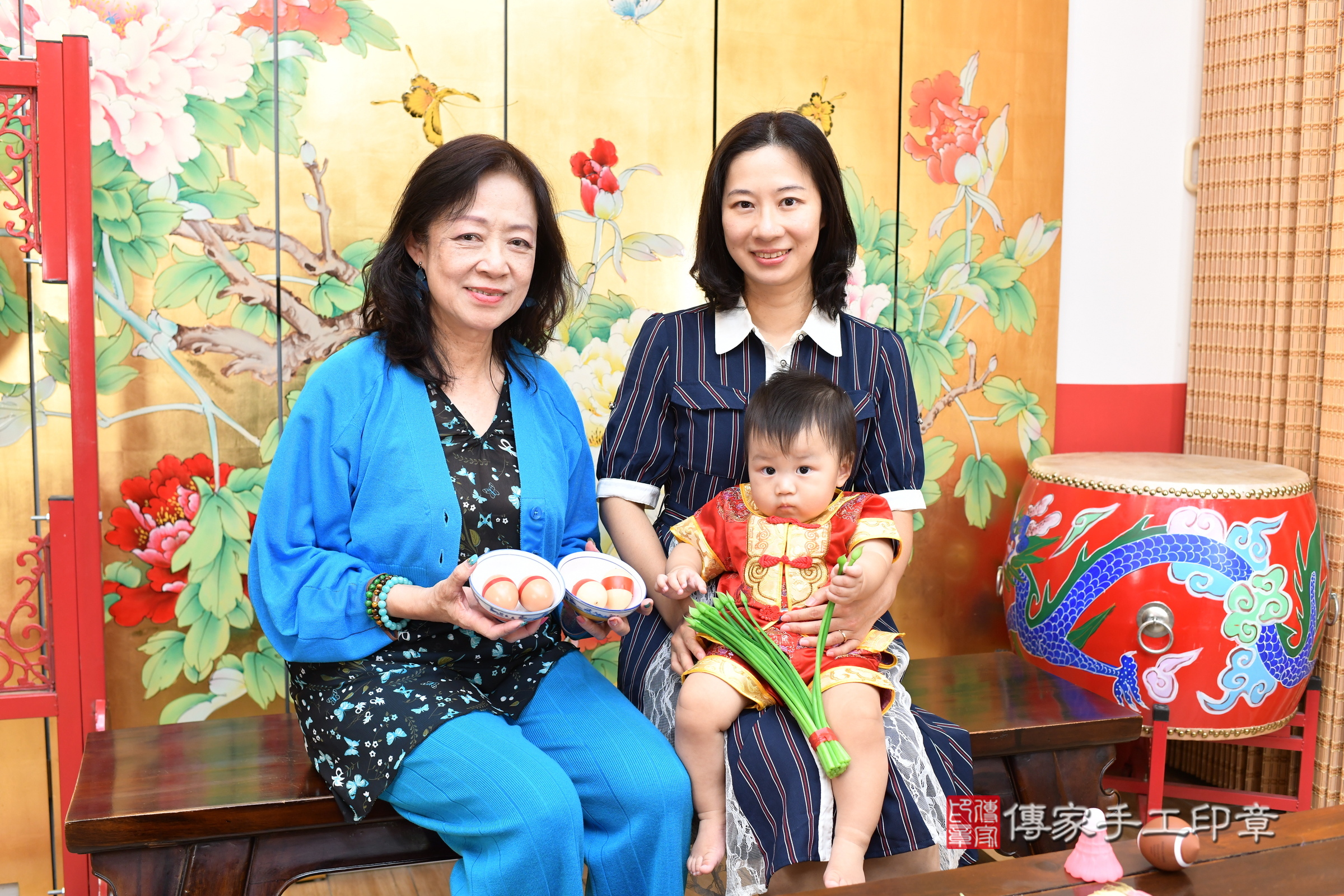 小翼寶寶(台北市大同區嬰兒寶寶滿月剃頭理髮、嬰兒剃胎毛儀式吉祥話)。中國風會場，爸媽寶貝穿「日中韓」古裝禮服。專業拍照、證書。★購買「臍帶章、肚臍章、胎毛筆刷印章」贈送：剃頭、收涎、抓周，三選一。2025.8.30，照片8