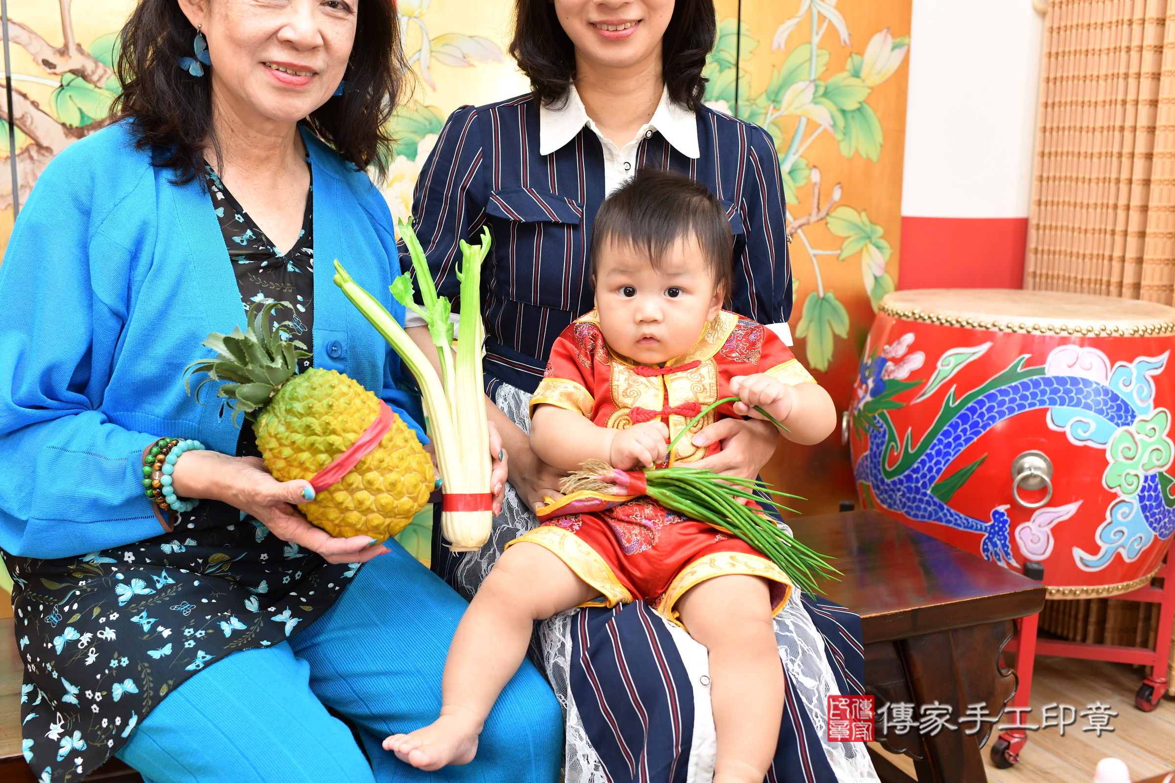 小翼寶寶(台北市大同區嬰兒寶寶滿月剃頭理髮、嬰兒剃胎毛儀式吉祥話)。中國風會場，爸媽寶貝穿「日中韓」古裝禮服。專業拍照、證書。★購買「臍帶章、肚臍章、胎毛筆刷印章」贈送：剃頭、收涎、抓周，三選一。2025.8.30，照片14