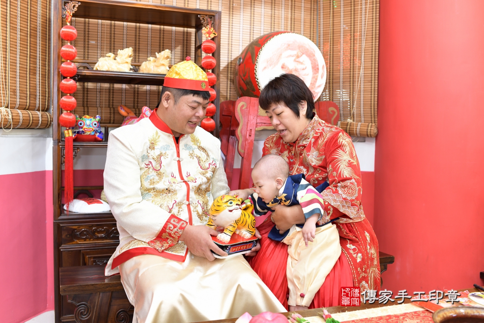 美式抓周駿駿寶貝幸福成長的第一步，美式抓週儀式精采回顧。高雄市駿駿寶貝抓周推薦：傳家高雄店美式風格抓周。2025.10.3，照片4