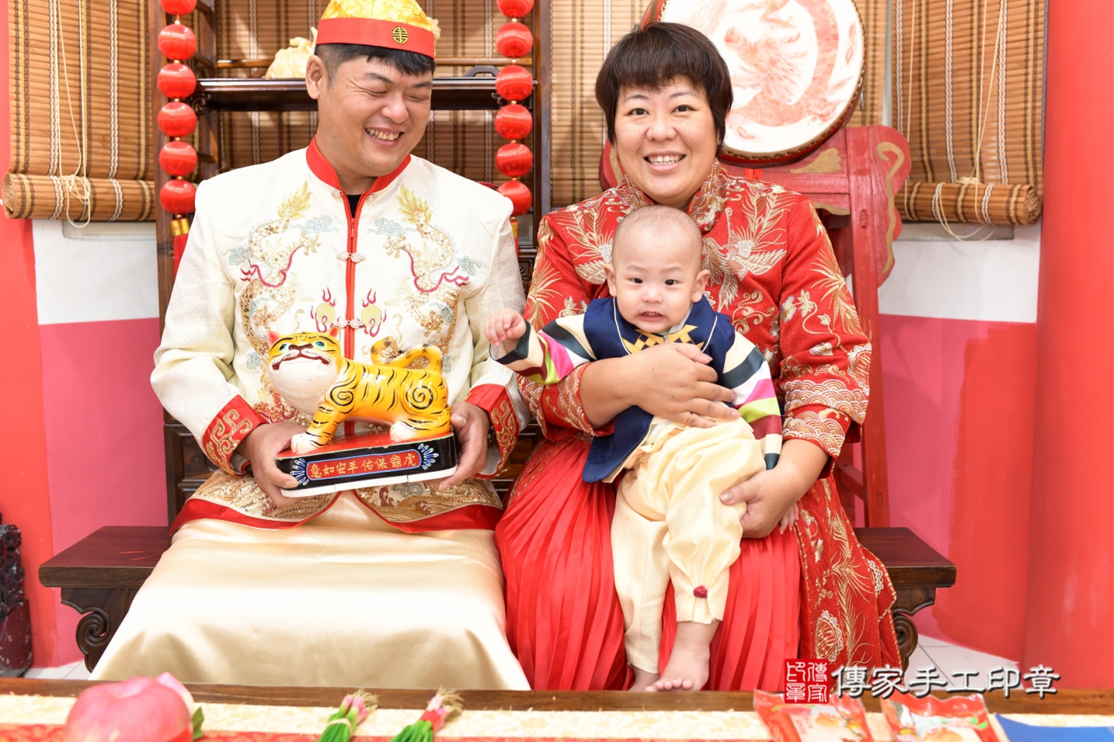 美式抓周駿駿寶貝幸福成長的第一步，美式抓週儀式精采回顧。高雄市駿駿寶貝抓周推薦：傳家高雄店美式風格抓周。2025.10.3，照片3