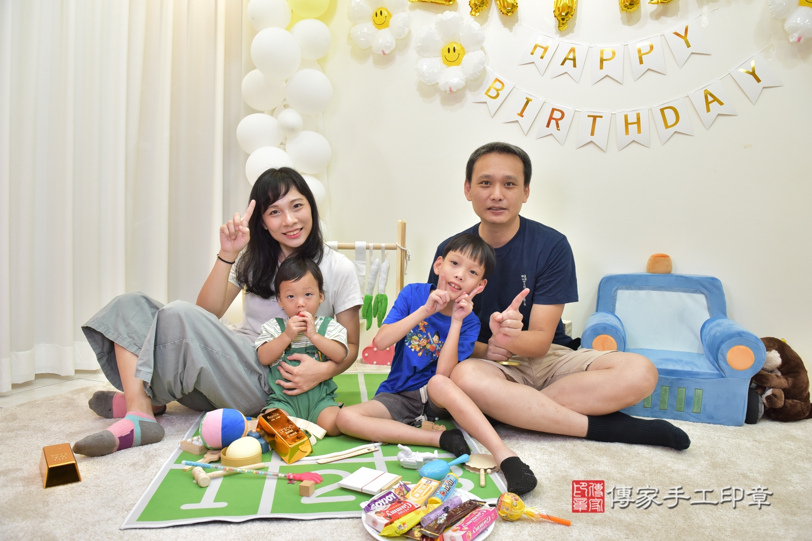 來場美式抓周為寶寶第一次生日舉行一場盛大的派對。台南市霈霈寶貝抓周推薦：傳家台南店美式風格抓周。2025.10.3，照片3
