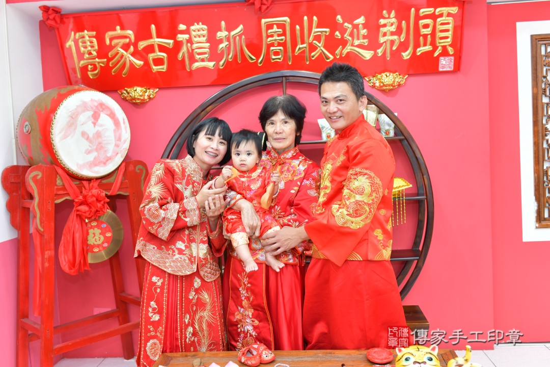 美式抓周，可愛小手抓未來，寶寶的第一場生日派對。台中市淇淇寶貝抓周推薦：傳家台中店美式風格抓周。2025.10.4，照片17