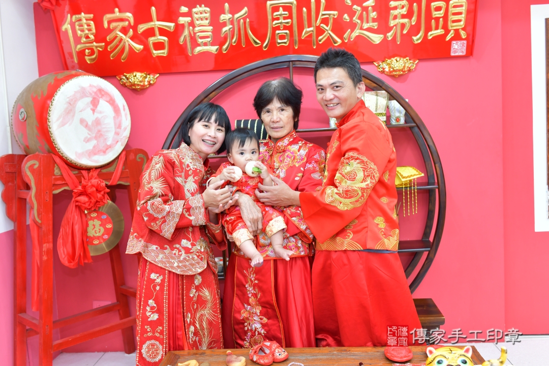 美式抓周，可愛小手抓未來，寶寶的第一場生日派對。台中市淇淇寶貝抓周推薦：傳家台中店美式風格抓周。2025.10.4，照片19