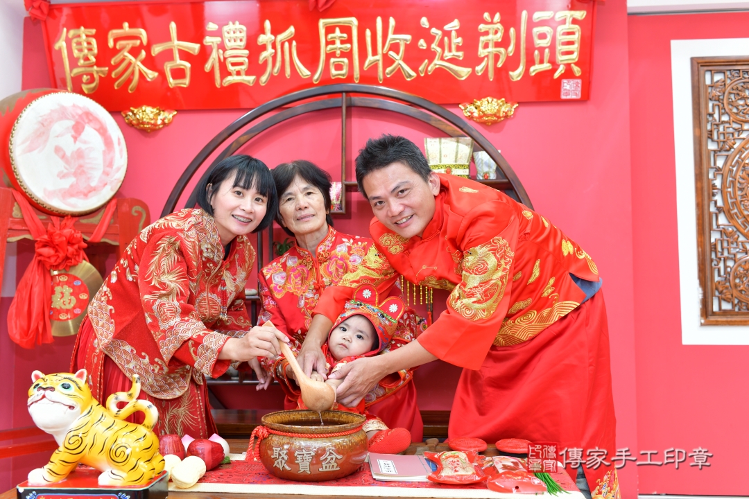 美式抓周，可愛小手抓未來，寶寶的第一場生日派對。台中市淇淇寶貝抓周推薦：傳家台中店美式風格抓周。2025.10.4，照片16