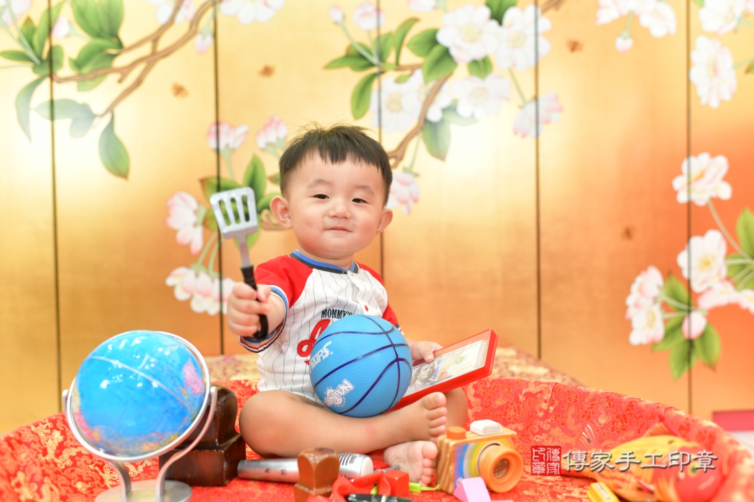抓周，寶寶成長的第一個里程碑。台中市濬寶貝抓周推薦：傳家台中店抓周度脺美式風格會場。2025.10.08，照片10