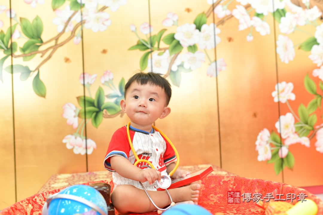 抓周，寶寶成長的第一個里程碑。台中市濬寶貝抓周推薦：傳家台中店抓周度脺美式風格會場。2025.10.08，照片6