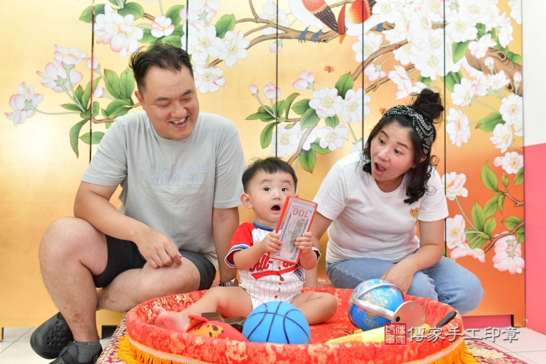抓周，寶寶成長的第一個里程碑。台中市濬寶貝抓周推薦：傳家台中店抓周度脺美式風格會場。2025.10.08，照片4
