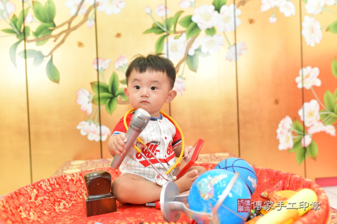 抓周，寶寶成長的第一個里程碑。台中市濬寶貝抓周推薦：傳家台中店抓周度脺美式風格會場。2025.10.08，照片8