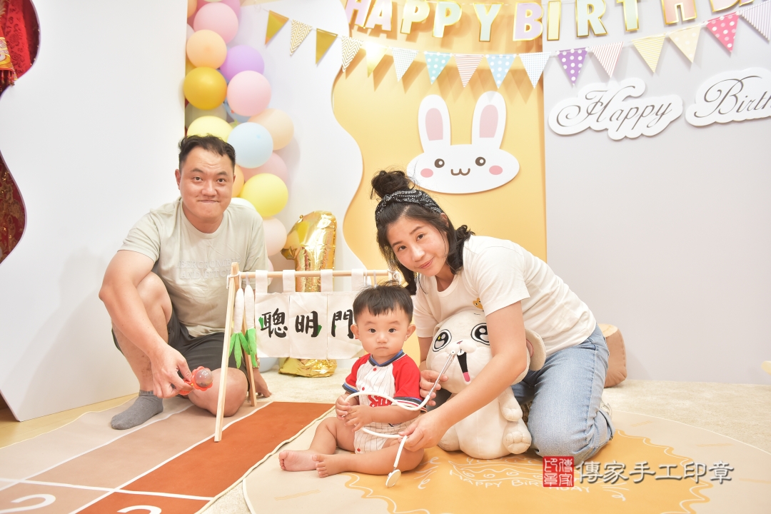 抓周，寶寶成長的第一個里程碑。台中市濬寶貝抓周推薦：傳家台中店抓周度脺美式風格會場。2025.10.08，照片19