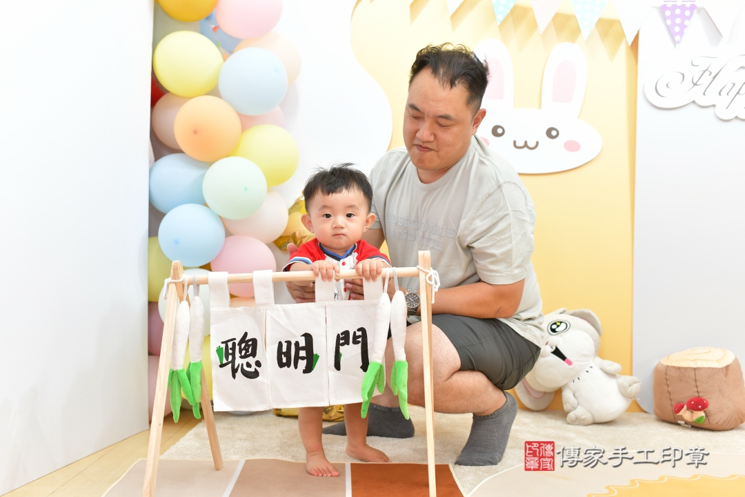 抓周，寶寶成長的第一個里程碑。台中市濬寶貝抓周推薦：傳家台中店抓周度脺美式風格會場。2025.10.08，照片15