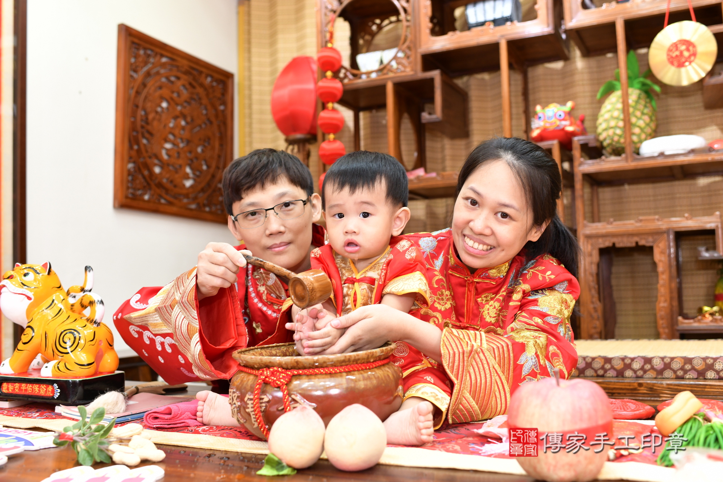 台南市永康區小嘉寶寶抓周推薦：傳家台南店抓周度脺現代美式會場及中國風會場，嬰兒古禮抓周流程儀式吉祥話、抓周道具物品24種、拍照。抓周證書。2025.9.13，照片11