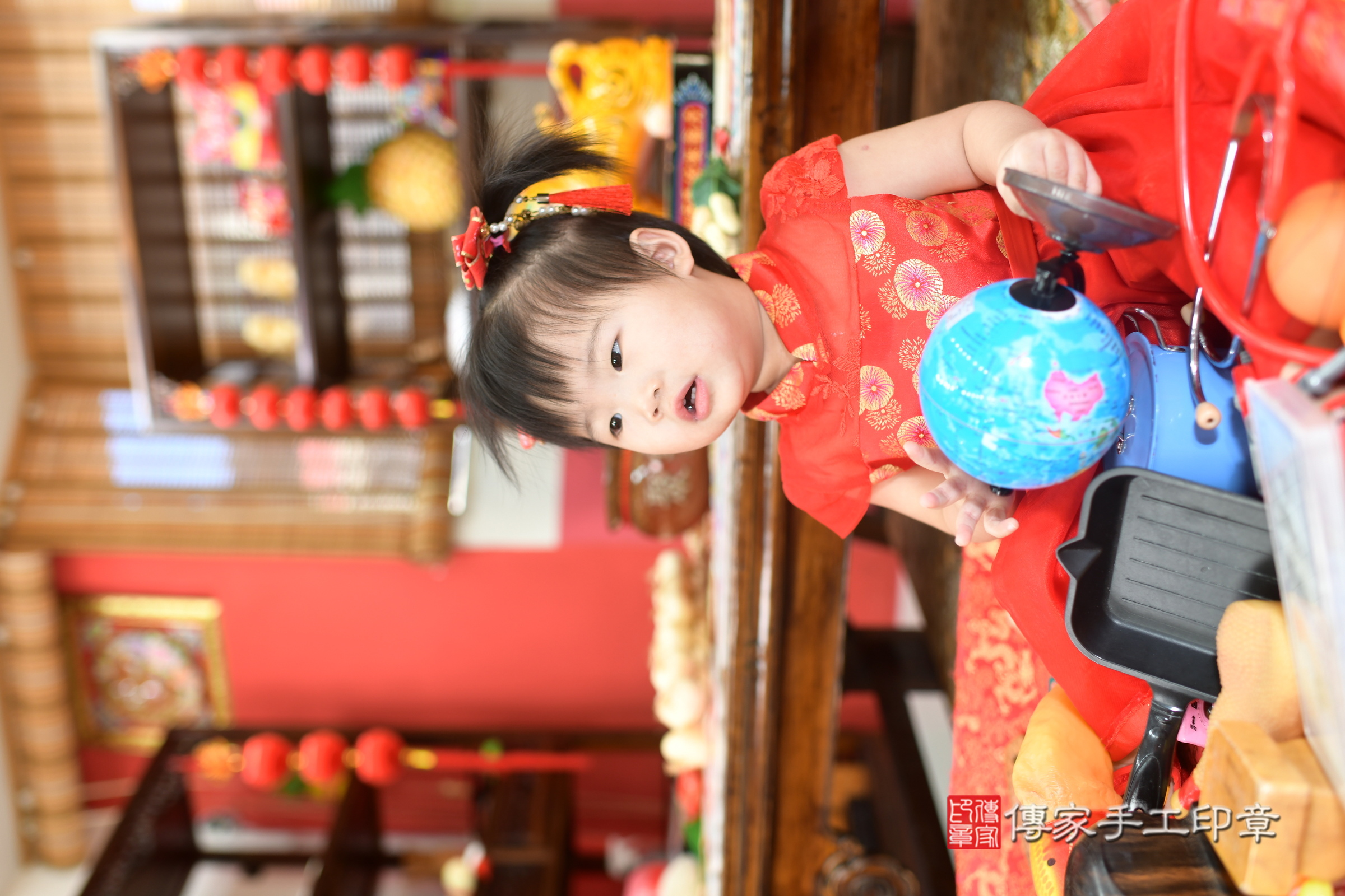 高雄市鳳山區甄甄寶寶抓周推薦：傳家高雄店抓周度脺中國風會場，嬰兒古禮抓周流程儀式吉祥話、抓周道具物品24種、拍照。抓周證書。2025.9.7，照片18