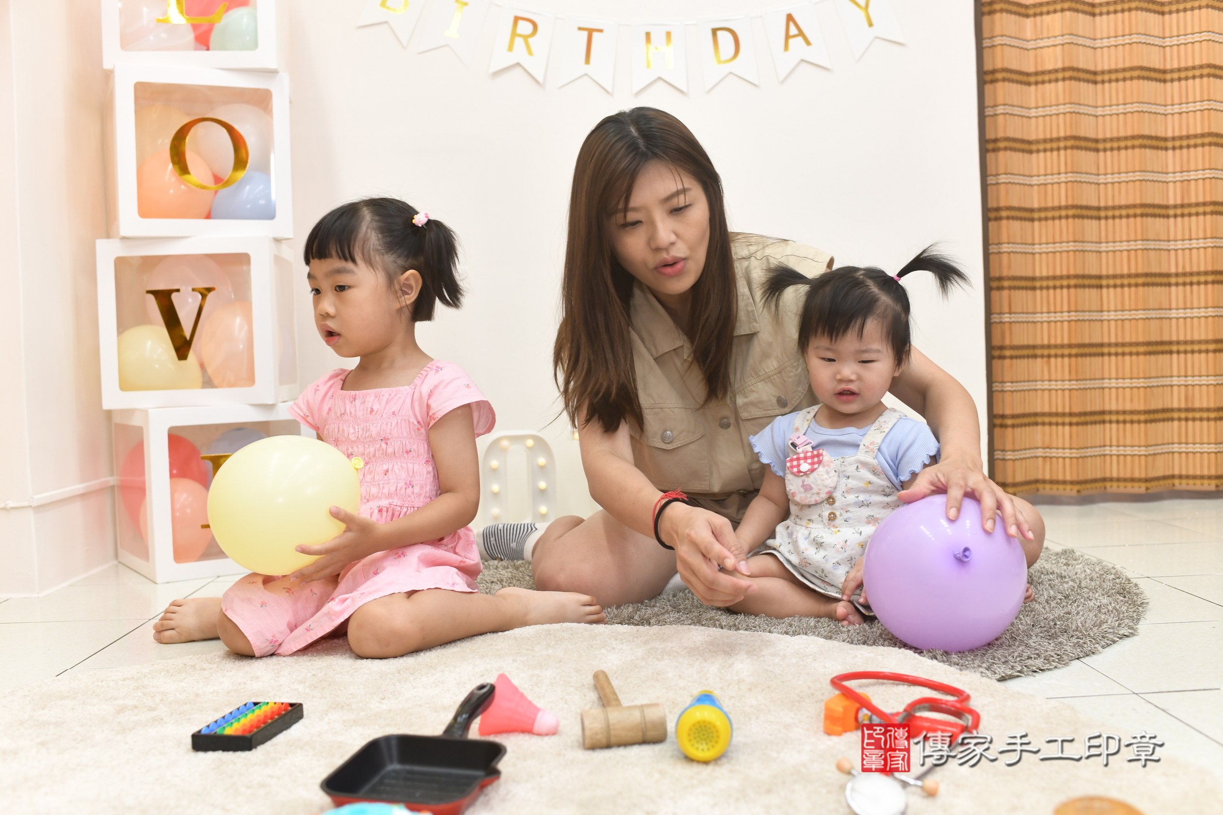 高雄市鳳山區甄甄寶寶抓周推薦：傳家高雄店抓周度脺中國風會場，嬰兒古禮抓周流程儀式吉祥話、抓周道具物品24種、拍照。抓周證書。2025.9.7，照片10
