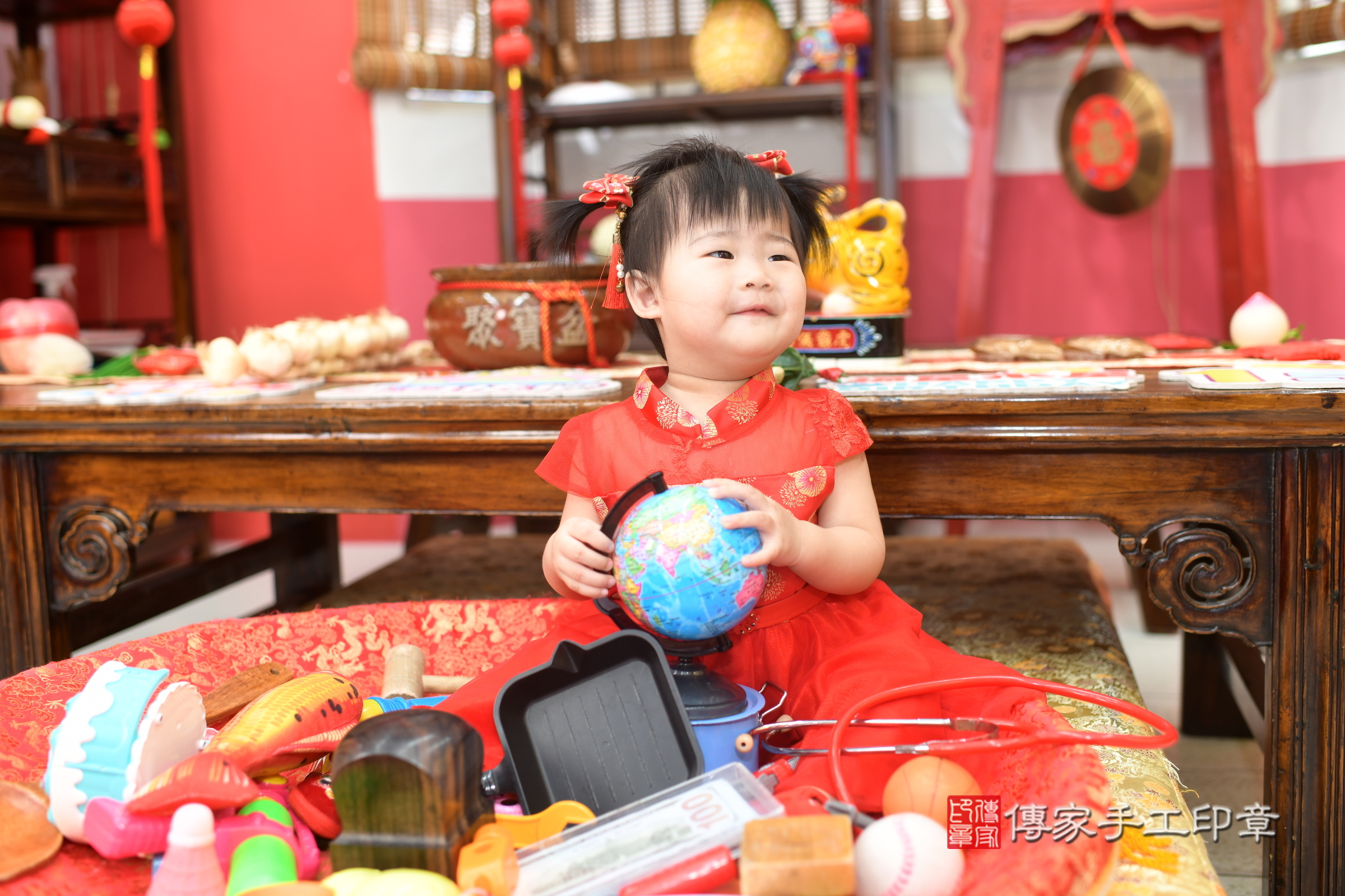 高雄市鳳山區甄甄寶寶抓周推薦：傳家高雄店抓周度脺中國風會場，嬰兒古禮抓周流程儀式吉祥話、抓周道具物品24種、拍照。抓周證書。2025.9.7，照片16