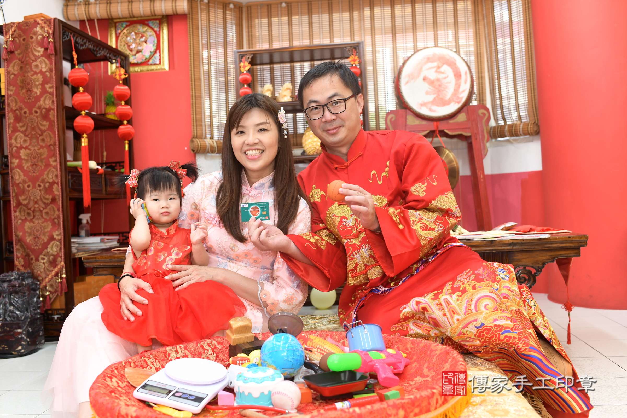高雄市鳳山區甄甄寶寶抓周推薦：傳家高雄店抓周度脺中國風會場，嬰兒古禮抓周流程儀式吉祥話、抓周道具物品24種、拍照。抓周證書。2025.9.7，照片21