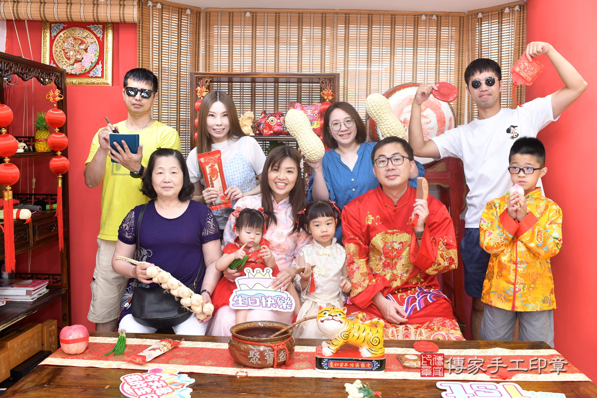 高雄市鳳山區甄甄寶寶抓周推薦：傳家高雄店抓周度脺中國風會場，嬰兒古禮抓周流程儀式吉祥話、抓周道具物品24種、拍照。抓周證書。2025.9.7，照片23