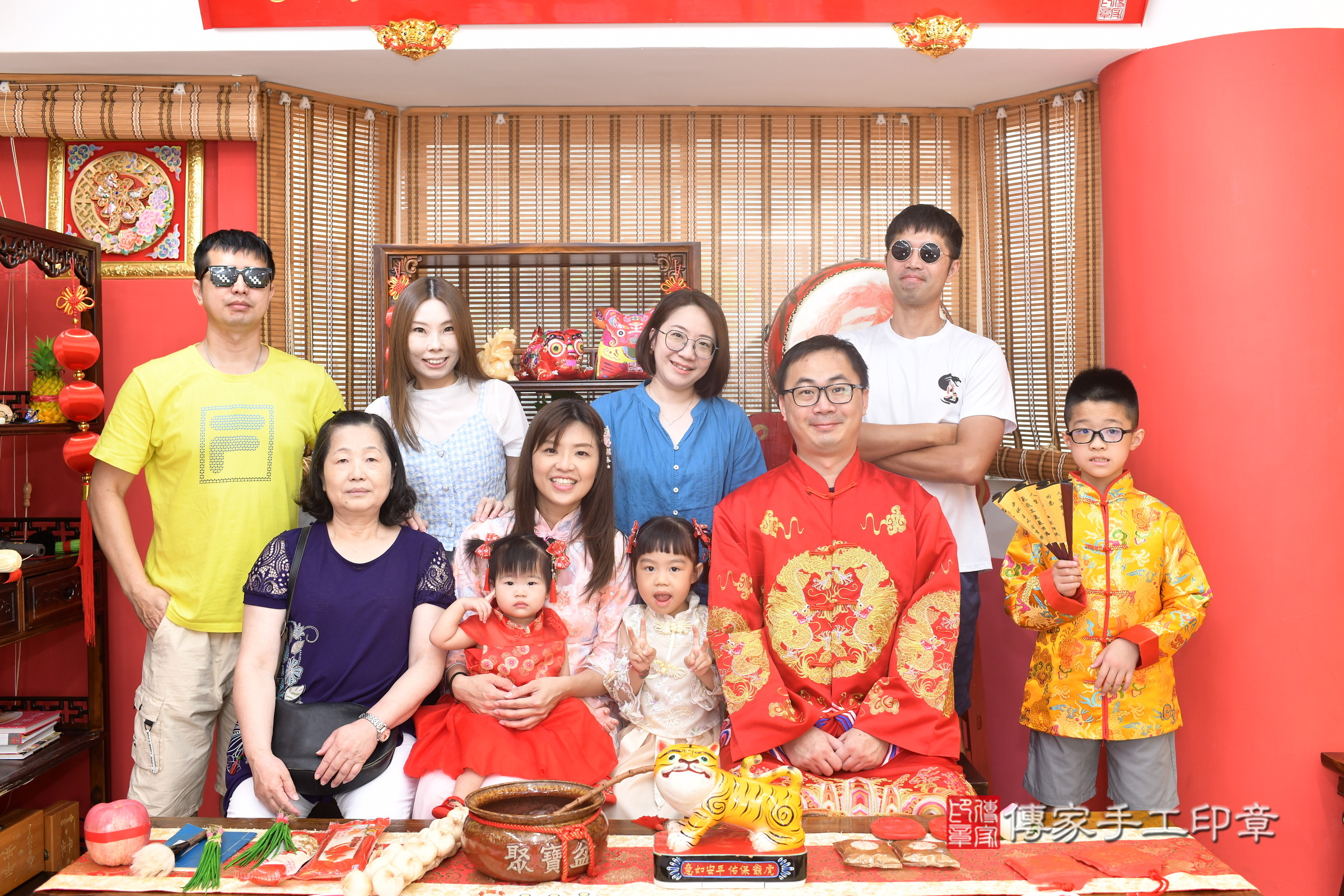 高雄市鳳山區甄甄寶寶抓周推薦：傳家高雄店抓周度脺中國風會場，嬰兒古禮抓周流程儀式吉祥話、抓周道具物品24種、拍照。抓周證書。2025.9.7，照片24