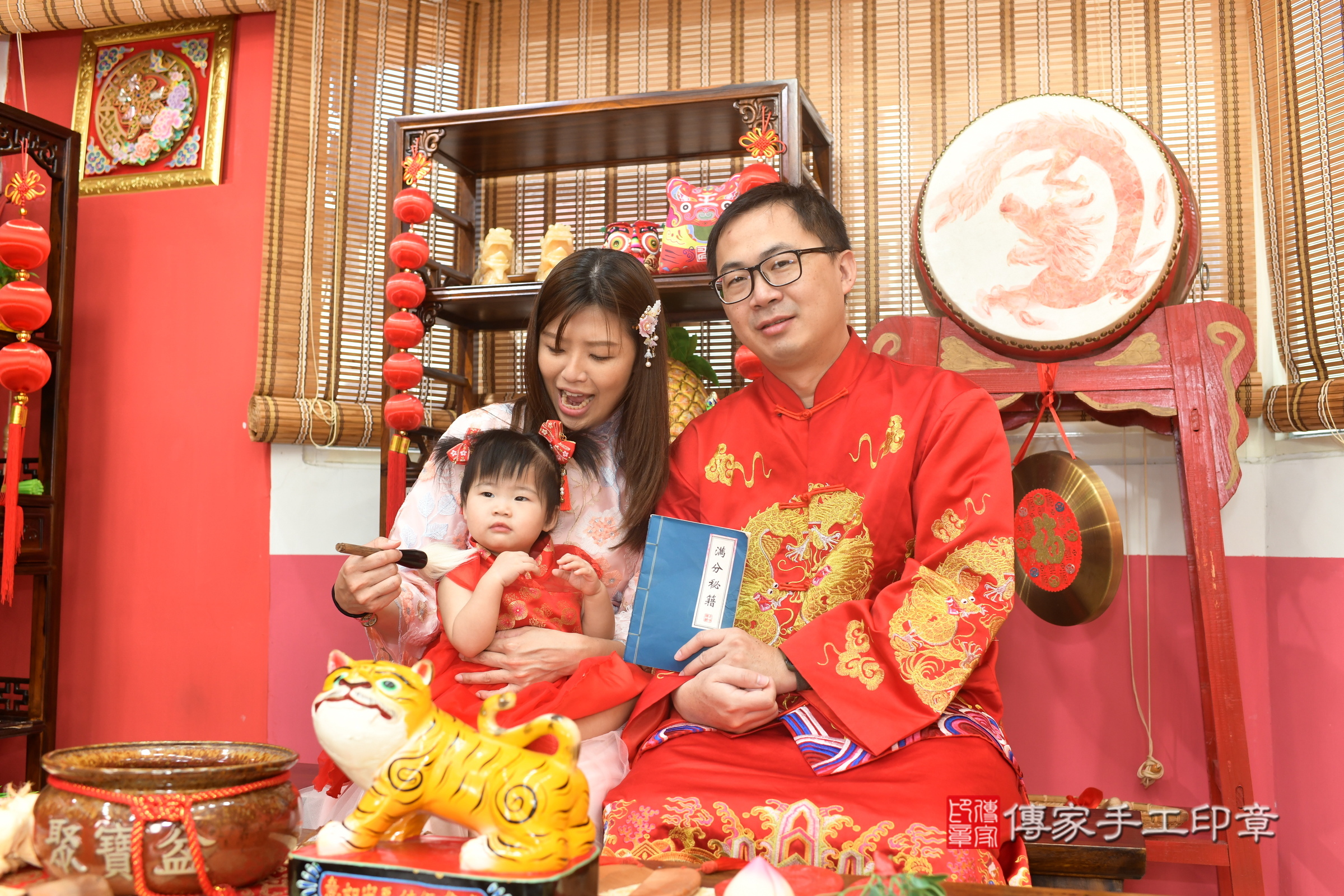 高雄市鳳山區甄甄寶寶抓周推薦：傳家高雄店抓周度脺中國風會場，嬰兒古禮抓周流程儀式吉祥話、抓周道具物品24種、拍照。抓周證書。2025.9.7，照片20