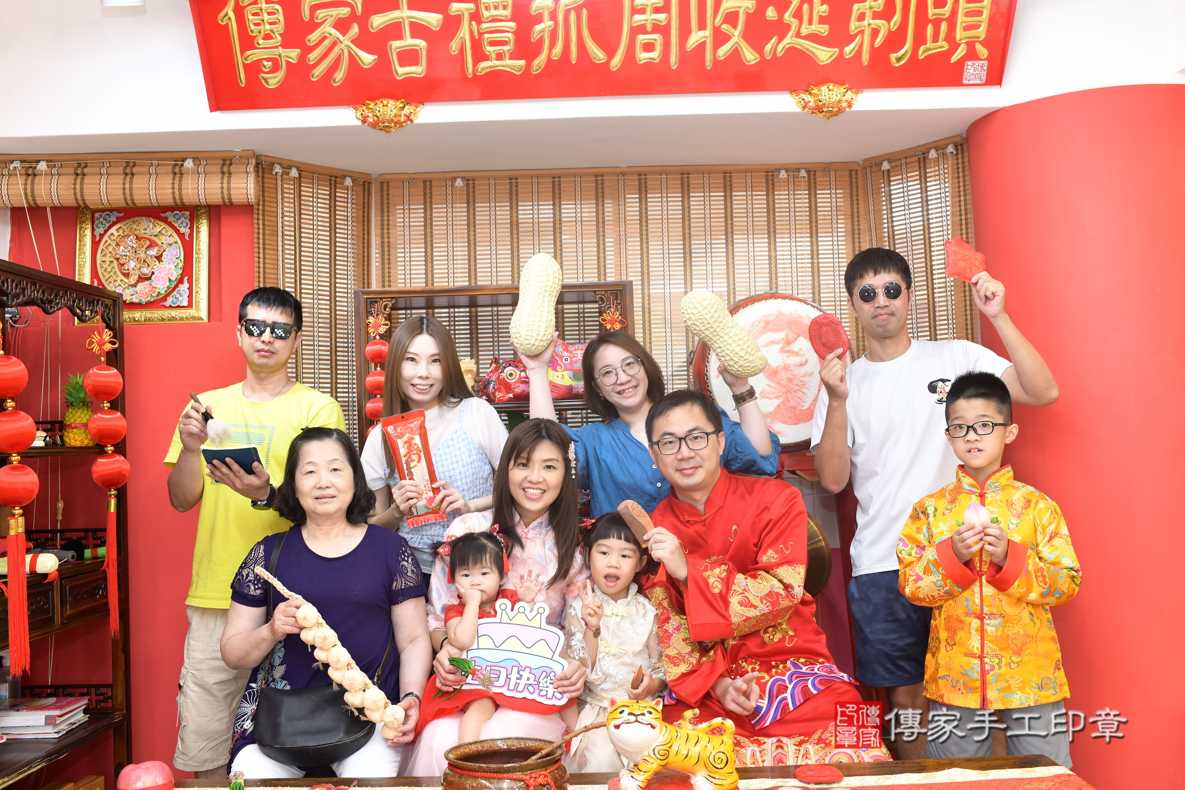 高雄市鳳山區甄甄寶寶抓周推薦：傳家高雄店抓周度脺中國風會場，嬰兒古禮抓周流程儀式吉祥話、抓周道具物品24種、拍照。抓周證書。2025.9.7，照片22