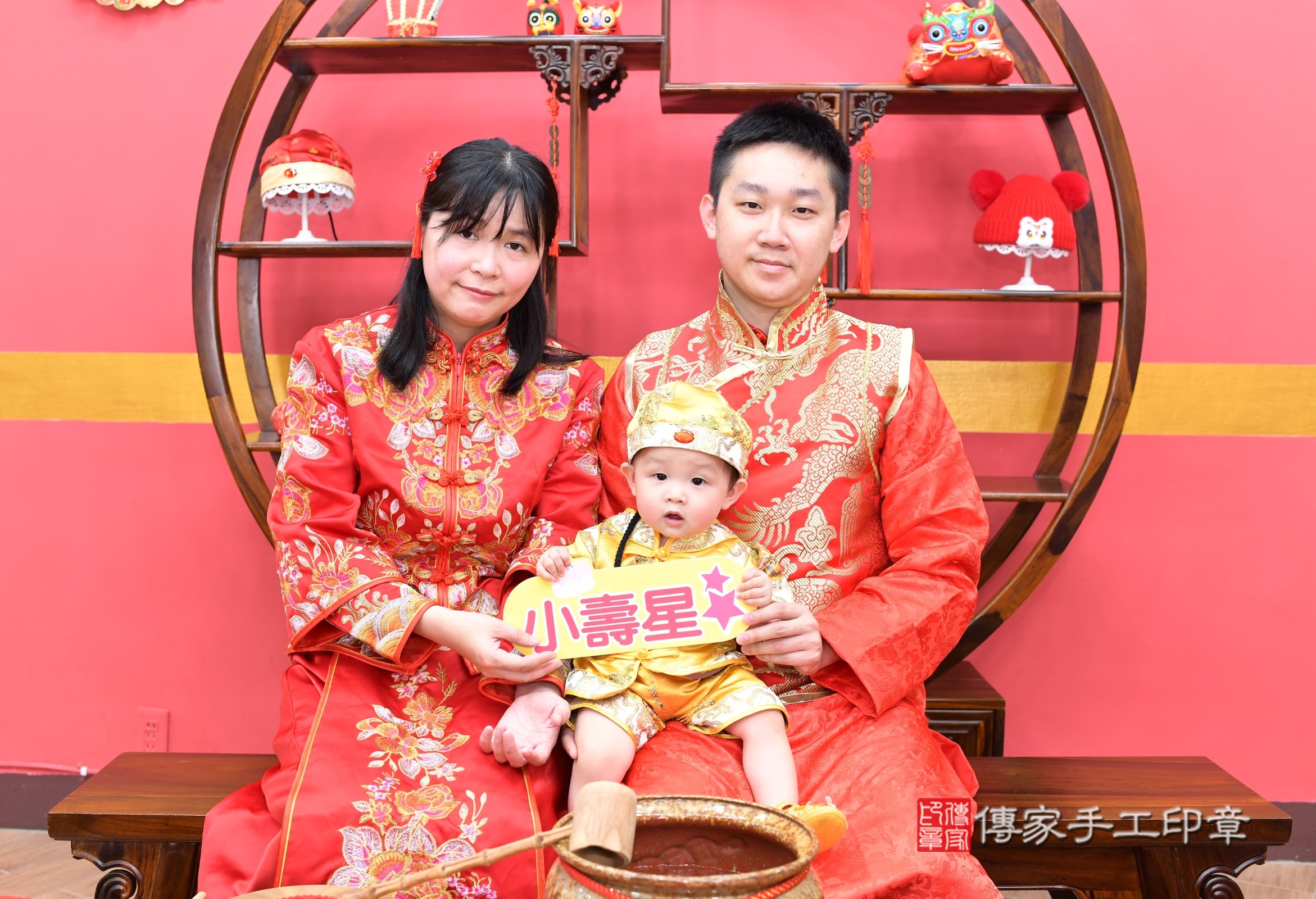 新北市永和區小允寶寶抓周推薦：傳家新北店抓周度脺中國風會場，嬰兒古禮抓周流程儀式吉祥話、抓周道具物品24種、拍照。抓周證書。2025.8.31，照片2