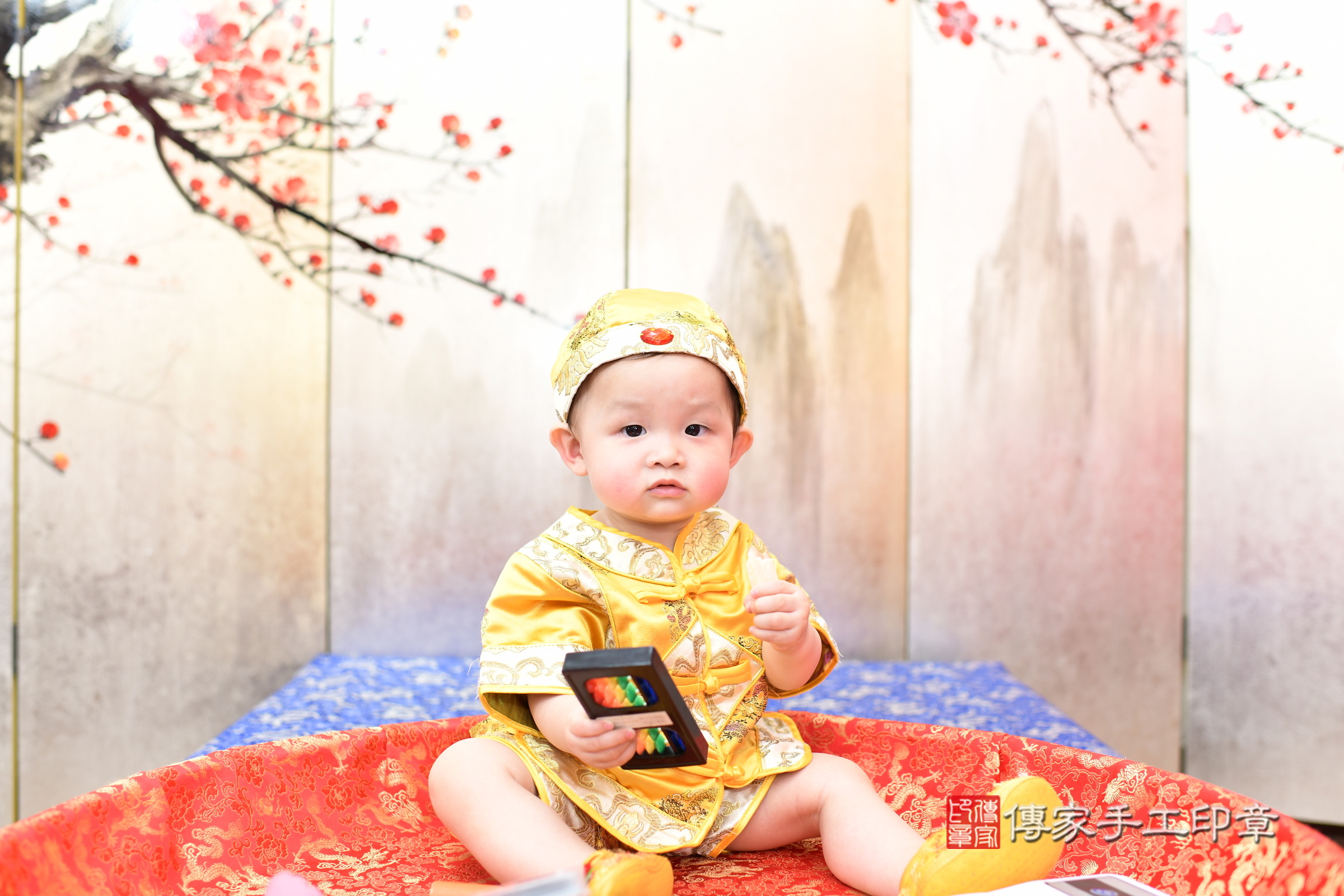 新北市永和區小允寶寶抓周推薦：傳家新北店抓周度脺中國風會場，嬰兒古禮抓周流程儀式吉祥話、抓周道具物品24種、拍照。抓周證書。2025.8.31，照片8