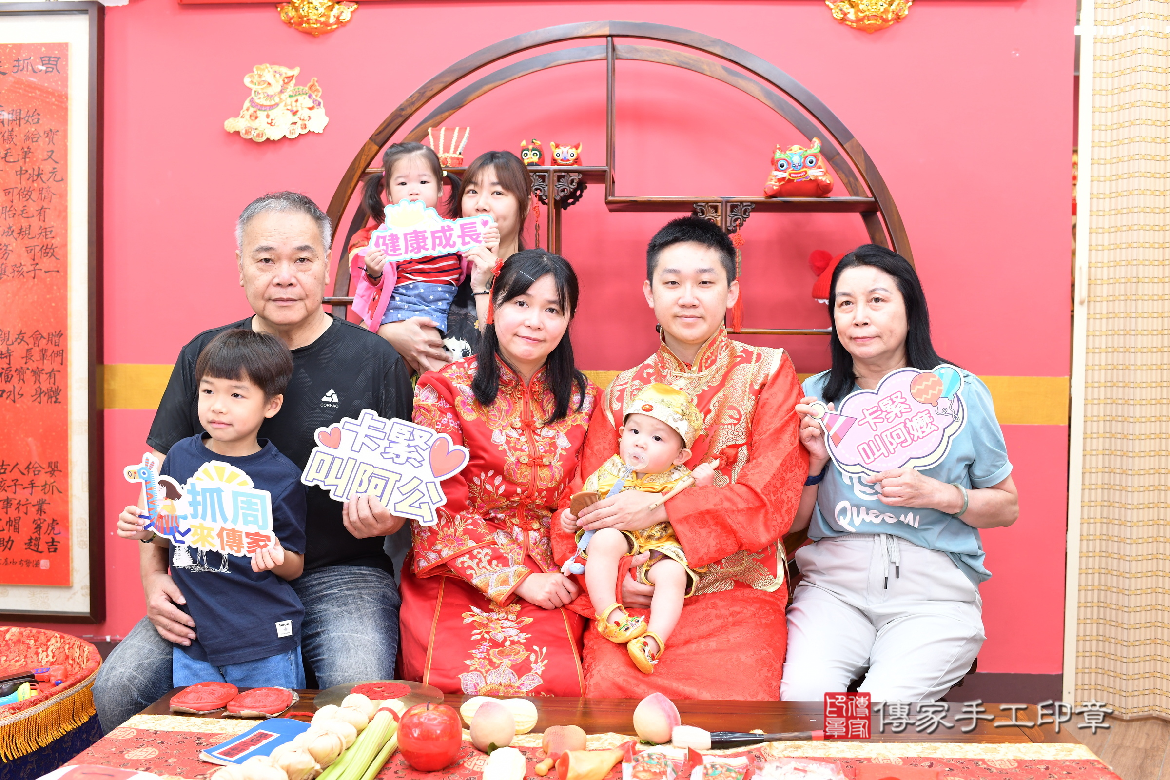 新北市永和區小允寶寶抓周推薦：傳家新北店抓周度脺中國風會場，嬰兒古禮抓周流程儀式吉祥話、抓周道具物品24種、拍照。抓周證書。2025.8.31，照片22